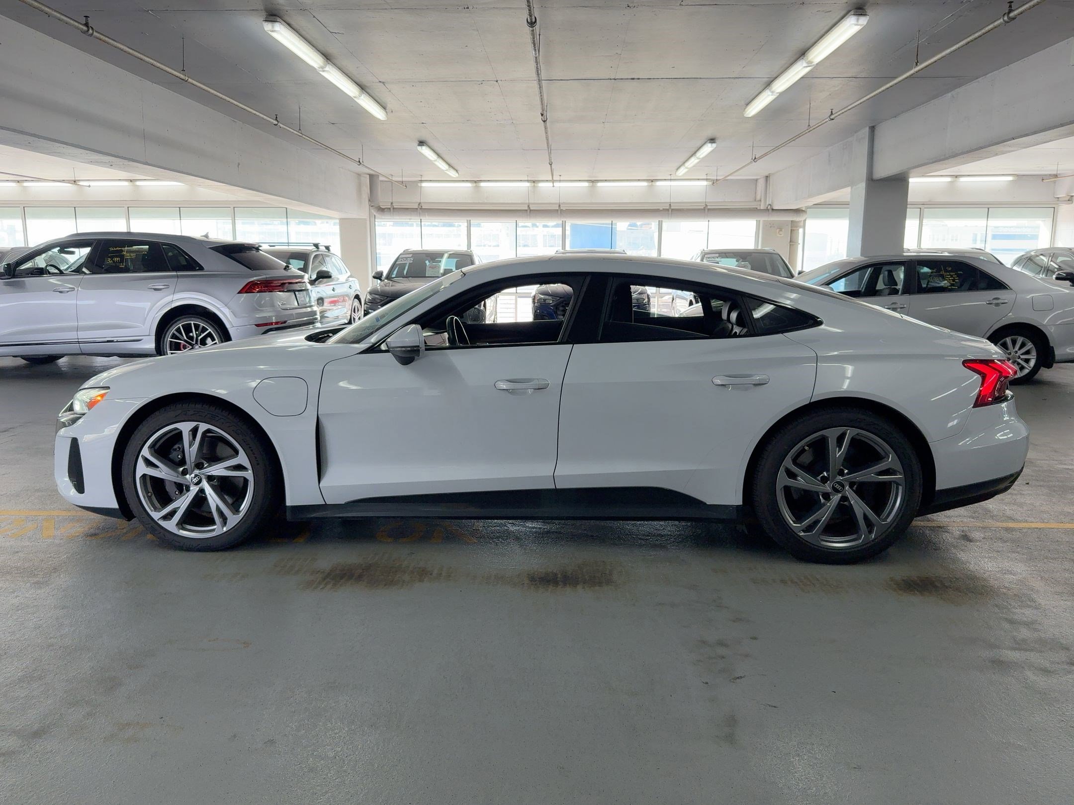 2023 Audi e-tron GT Premium Plus photo 2