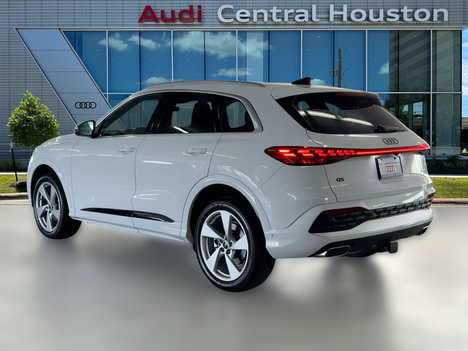 2025 Audi Q5 2.0T Premium Plus photo 3