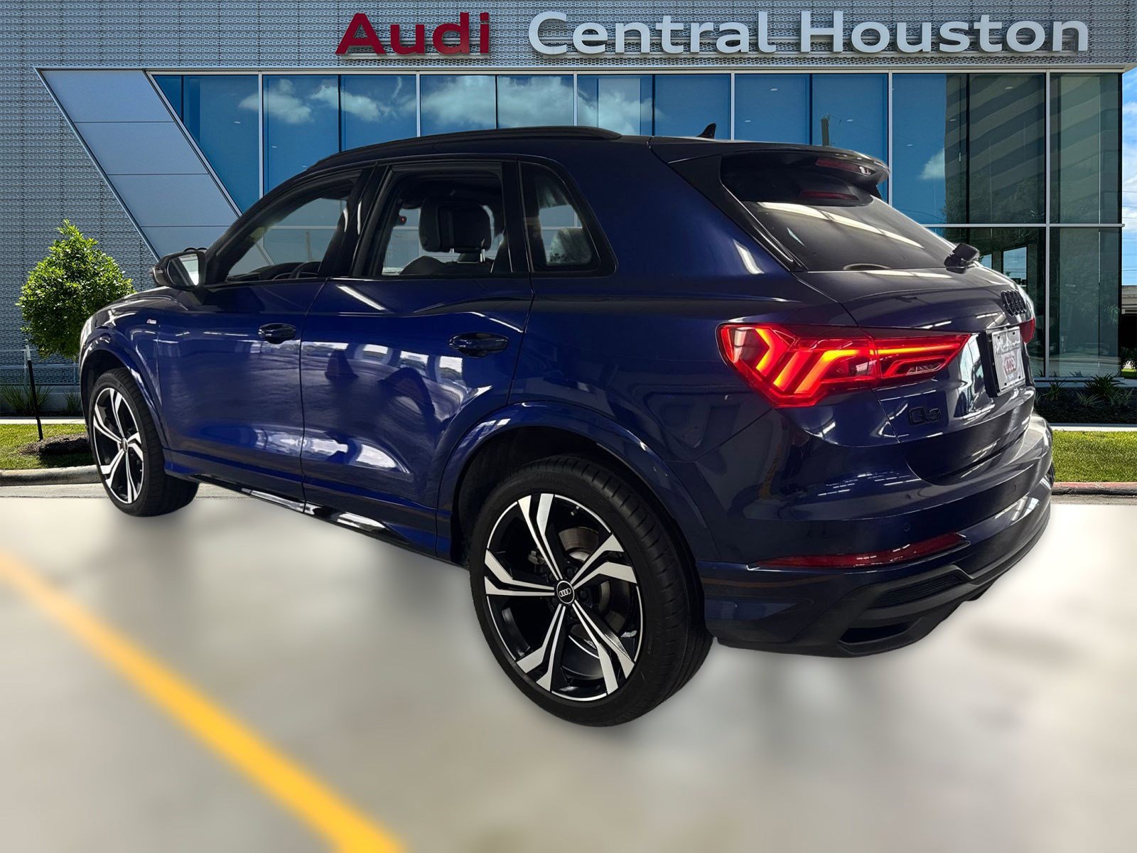 2023 Audi Q3 S line Premium Plus photo 3