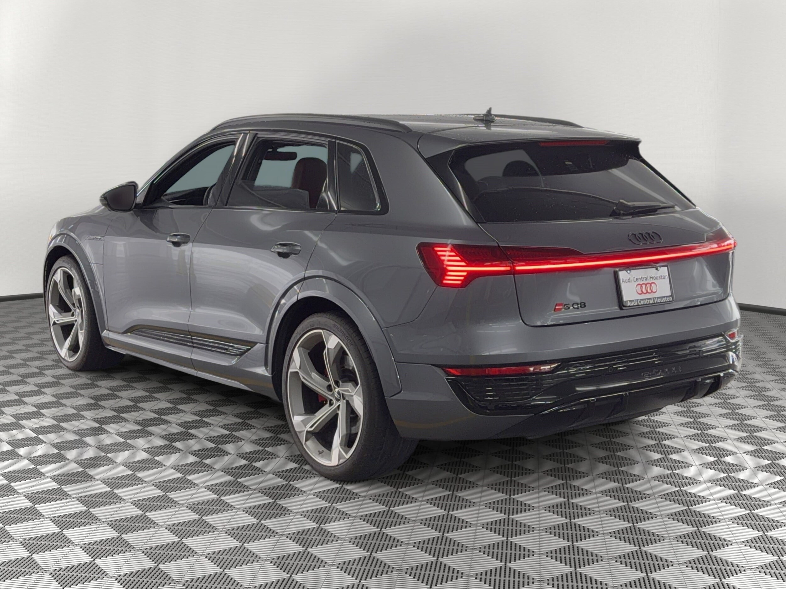 SQ8 E-tron Premium Plus SUV