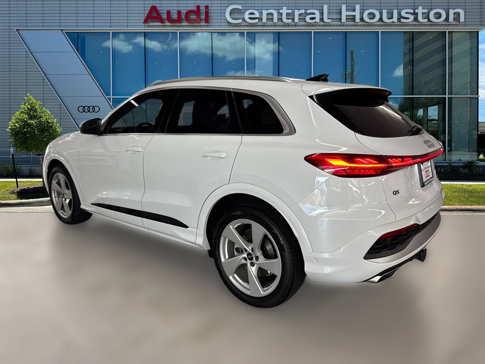 2025 Audi Q5 2.0T Prestige photo 3