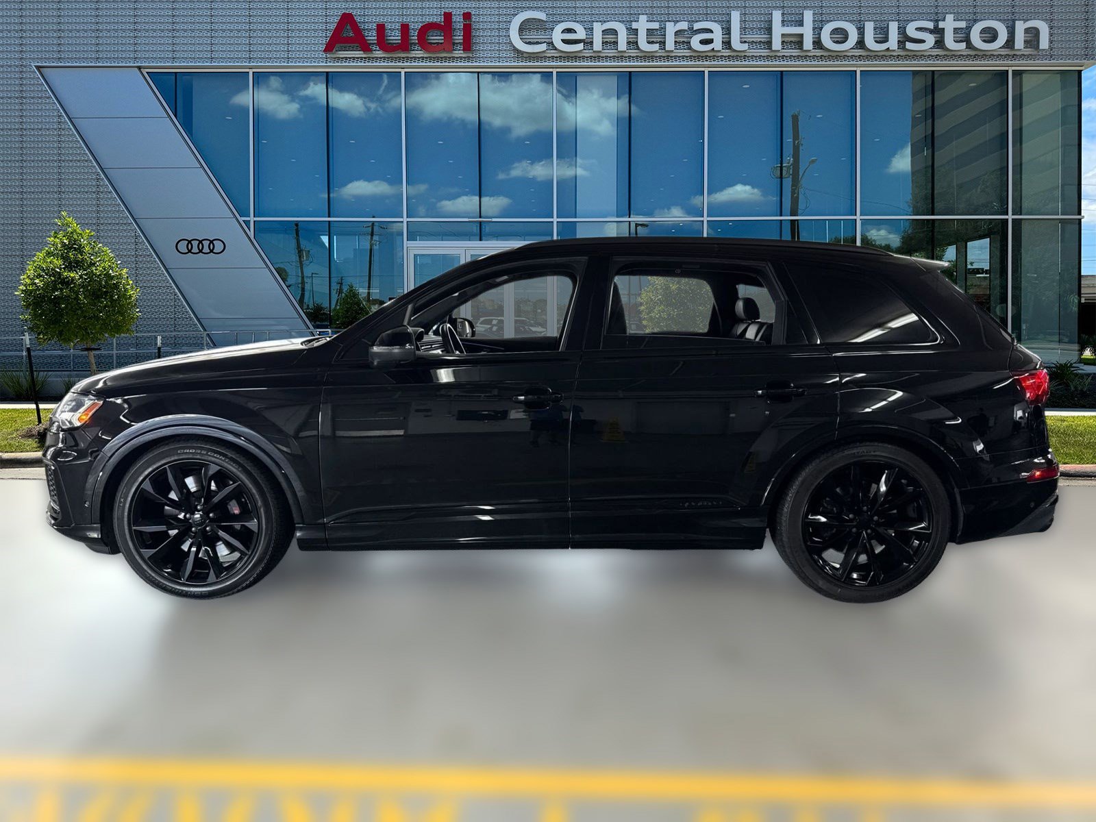 2023 Audi SQ7 Prestige photo 2