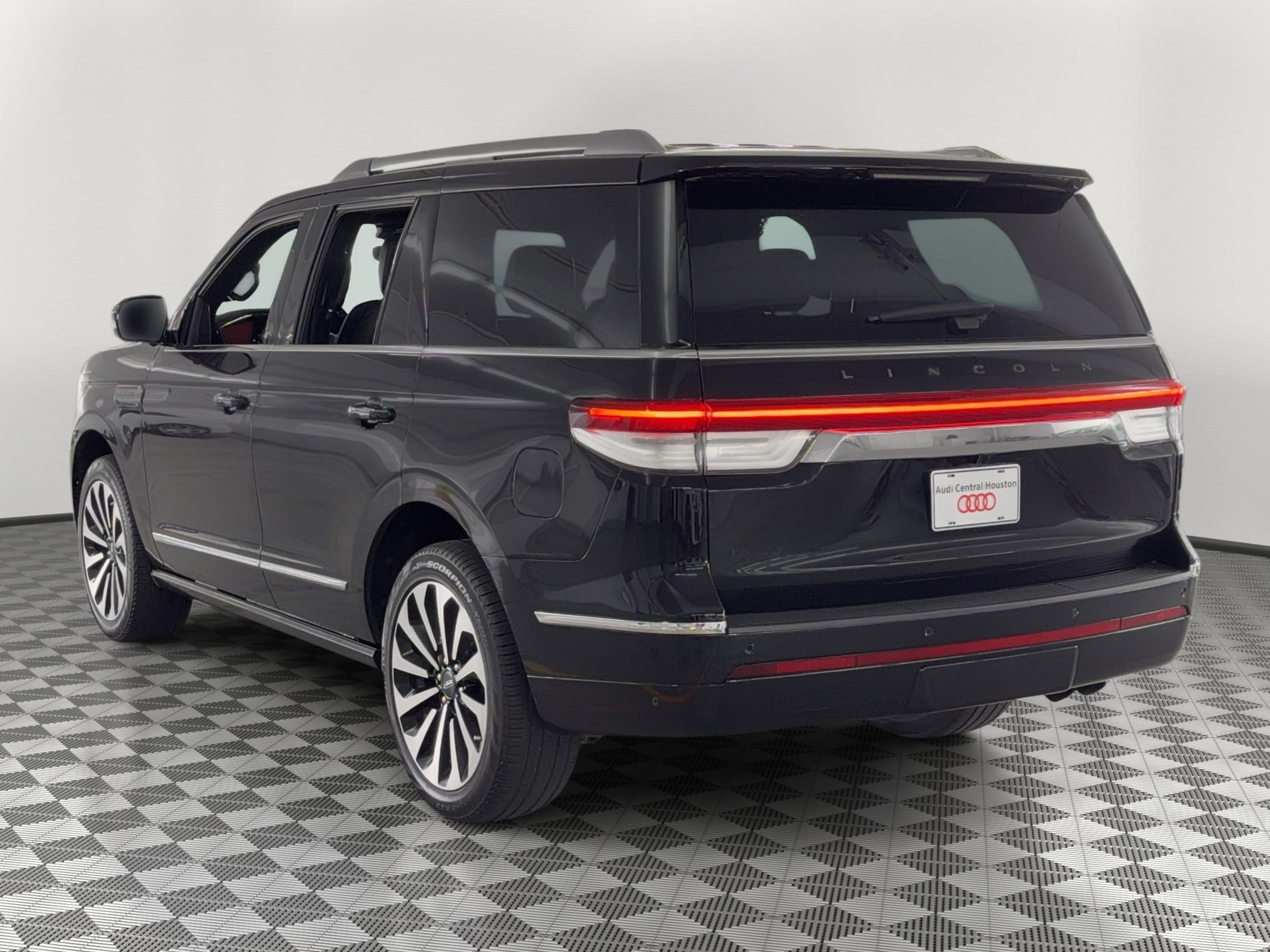 Navigator Reserve SUV