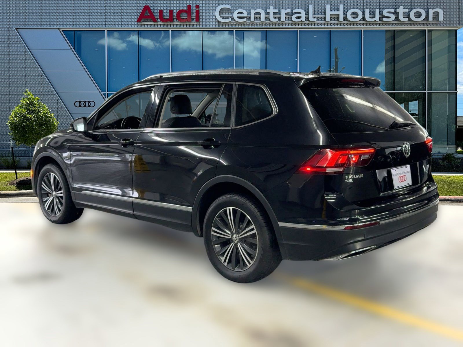 2018 Volkswagen Tiguan SEL photo 3