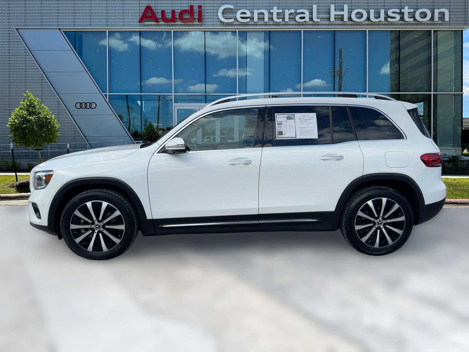 2023 Mercedes Benz GLB 250 photo 2