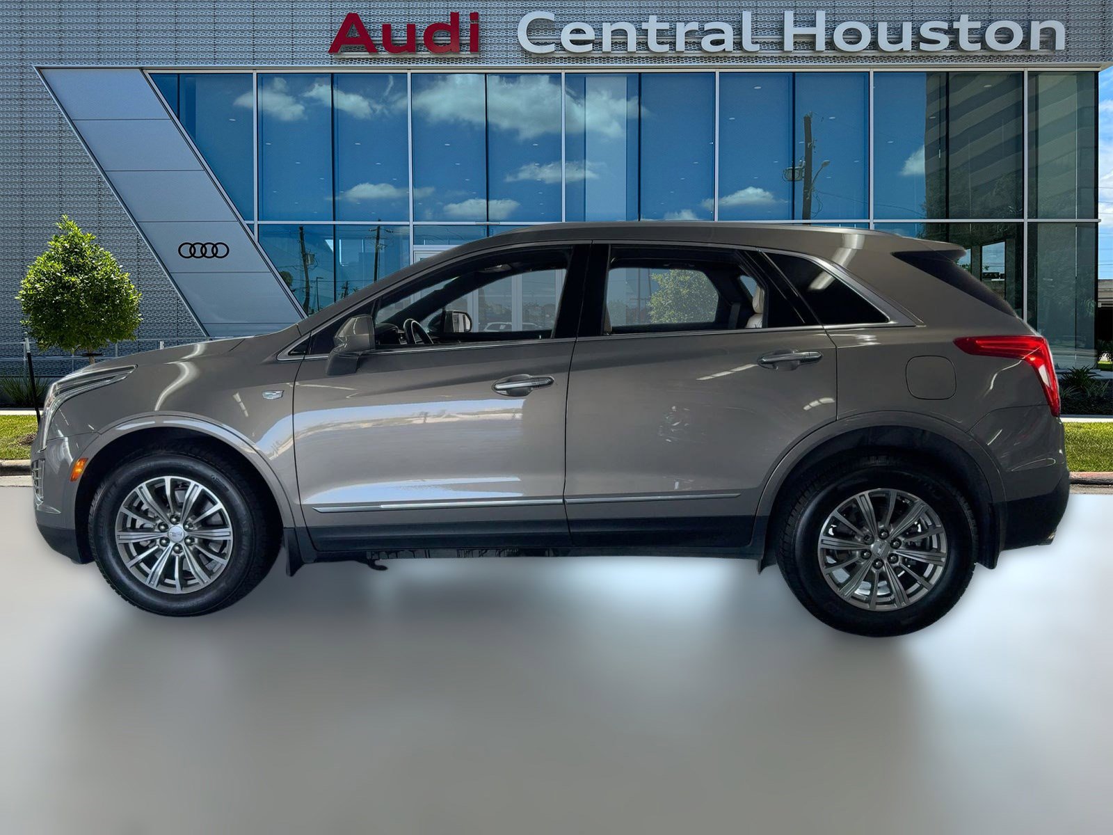 2018 Cadillac XT5 Luxury photo 2