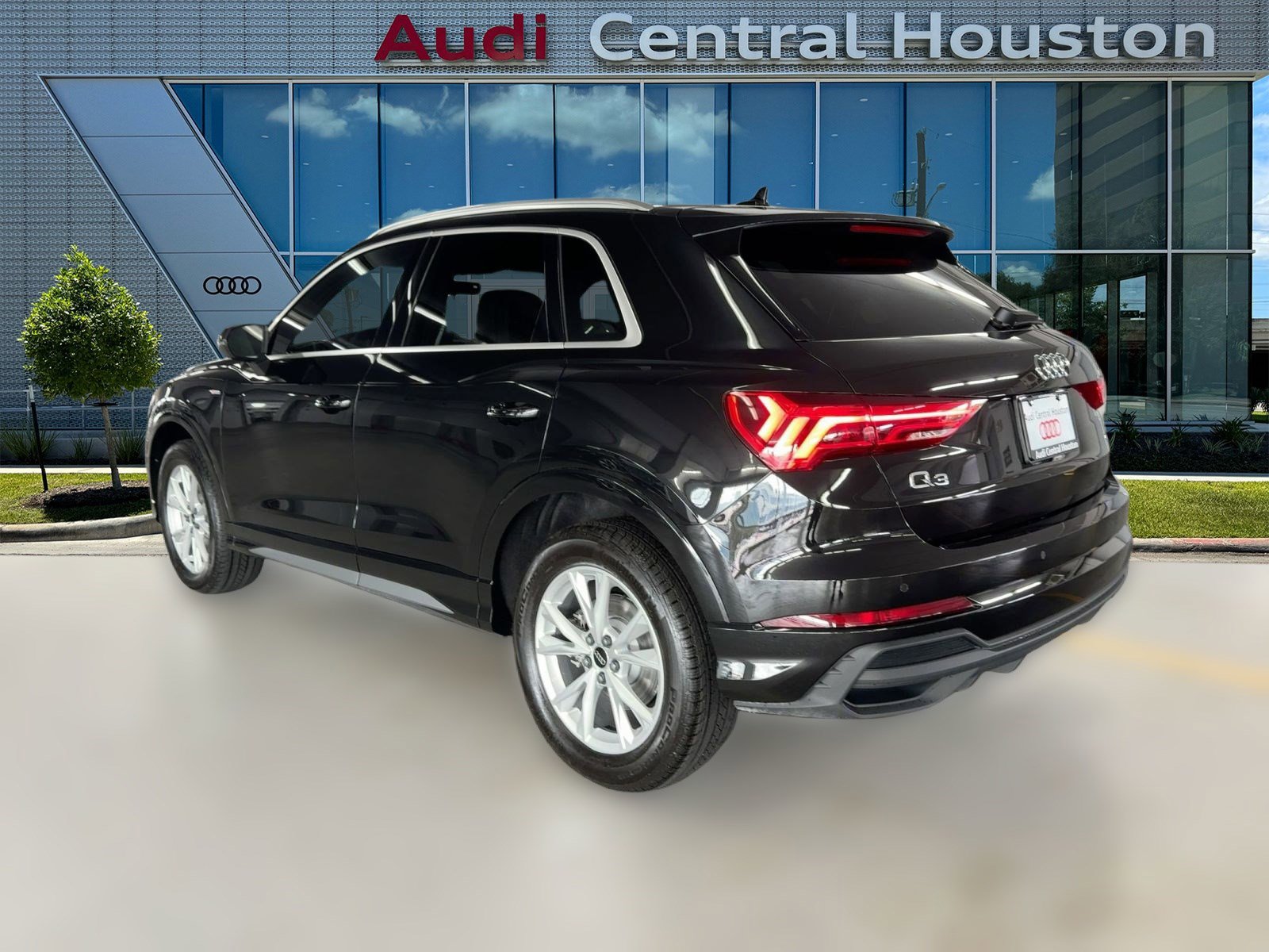 2025 Audi Q3 S line Premium photo 2