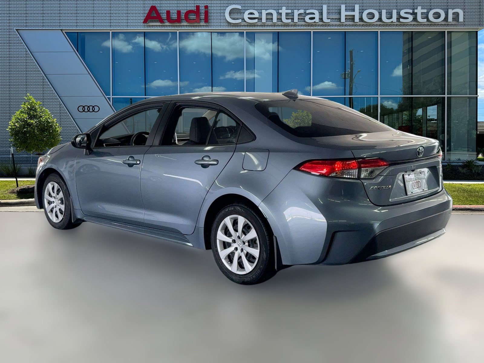 2020 Toyota Corolla LE photo 3