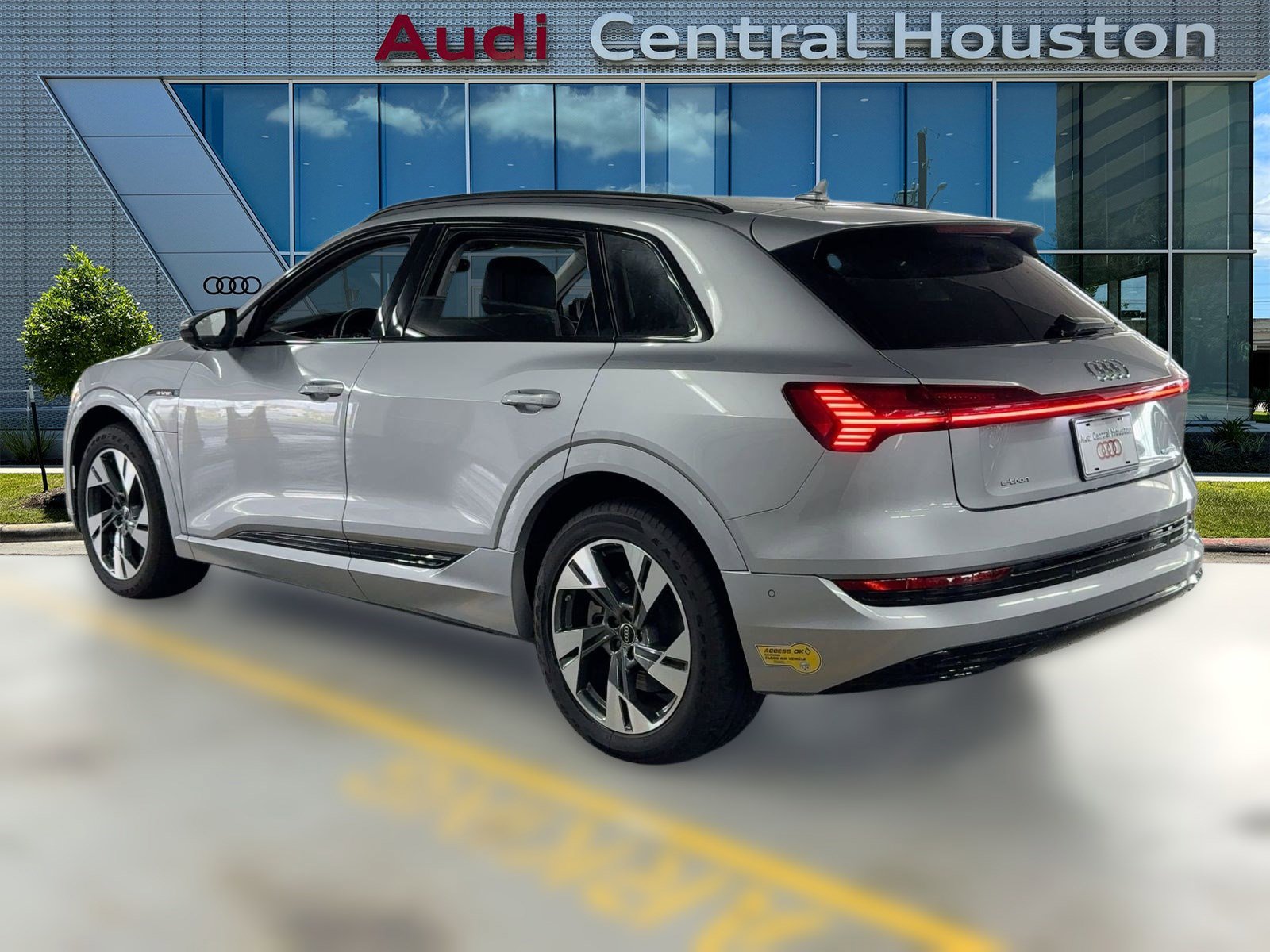 2022 Audi e-tron Premium photo 2