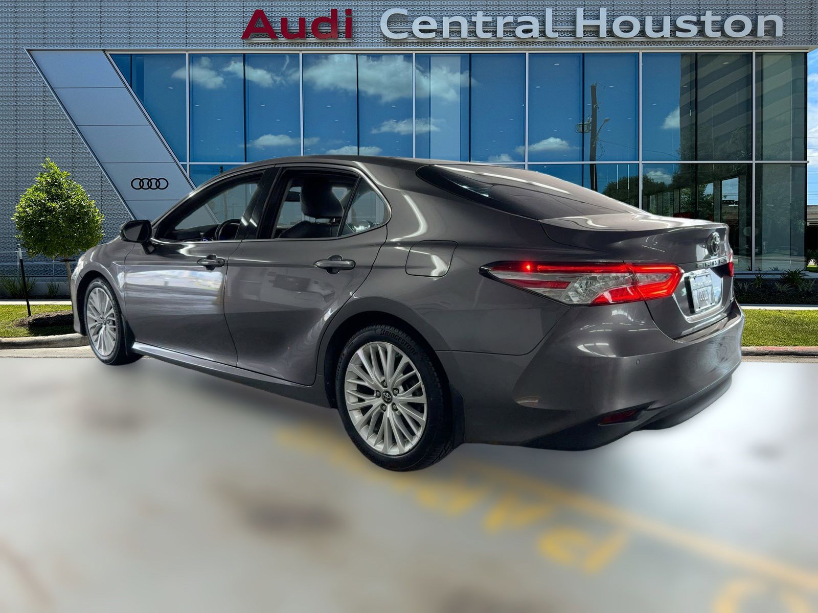2018 Toyota Camry XLE photo 2