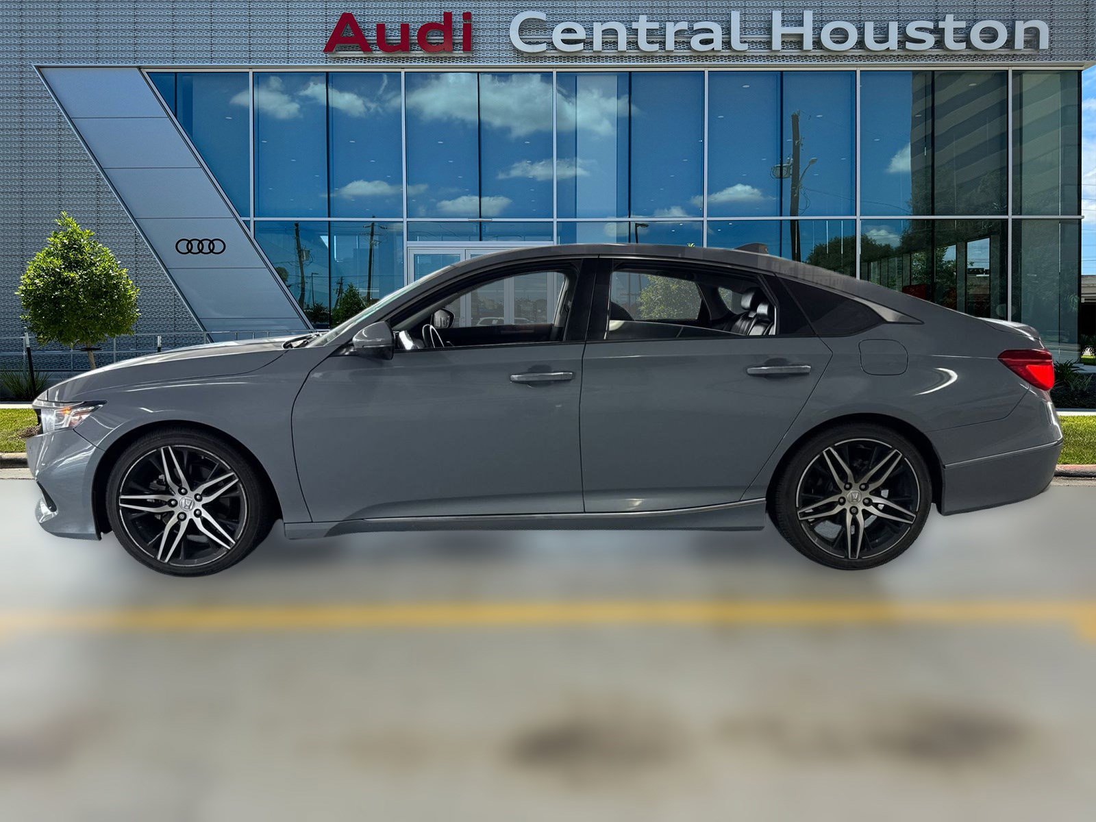 2022 Honda Accord Touring photo 2