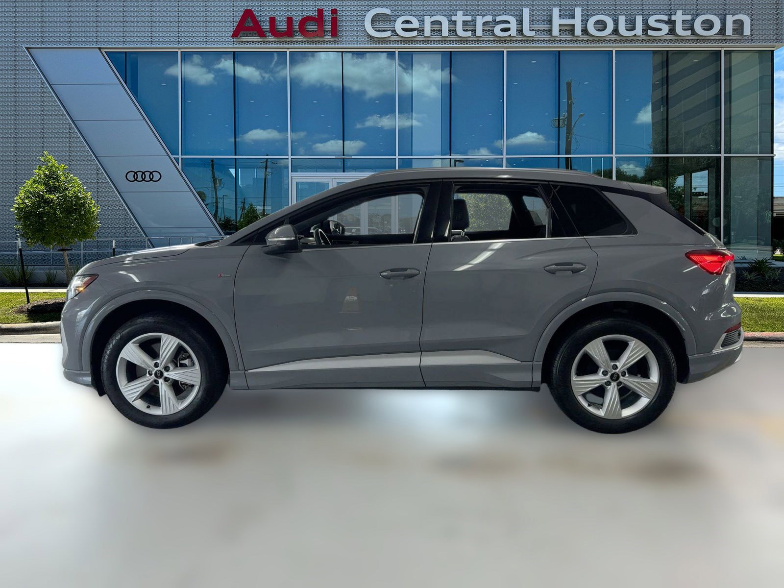 2024 Audi Q4 E-tron Premium photo 2