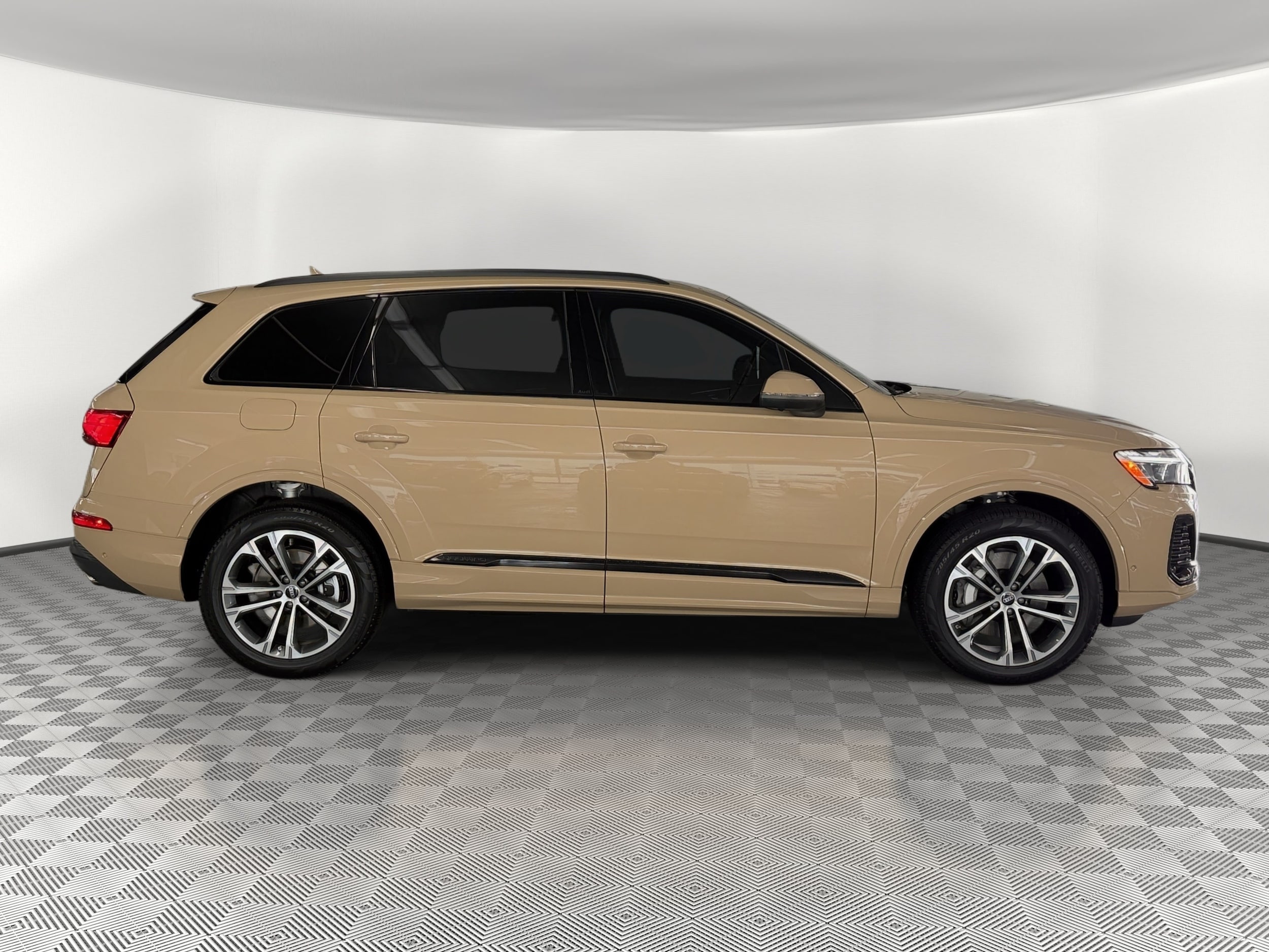Q7 Premium SUV