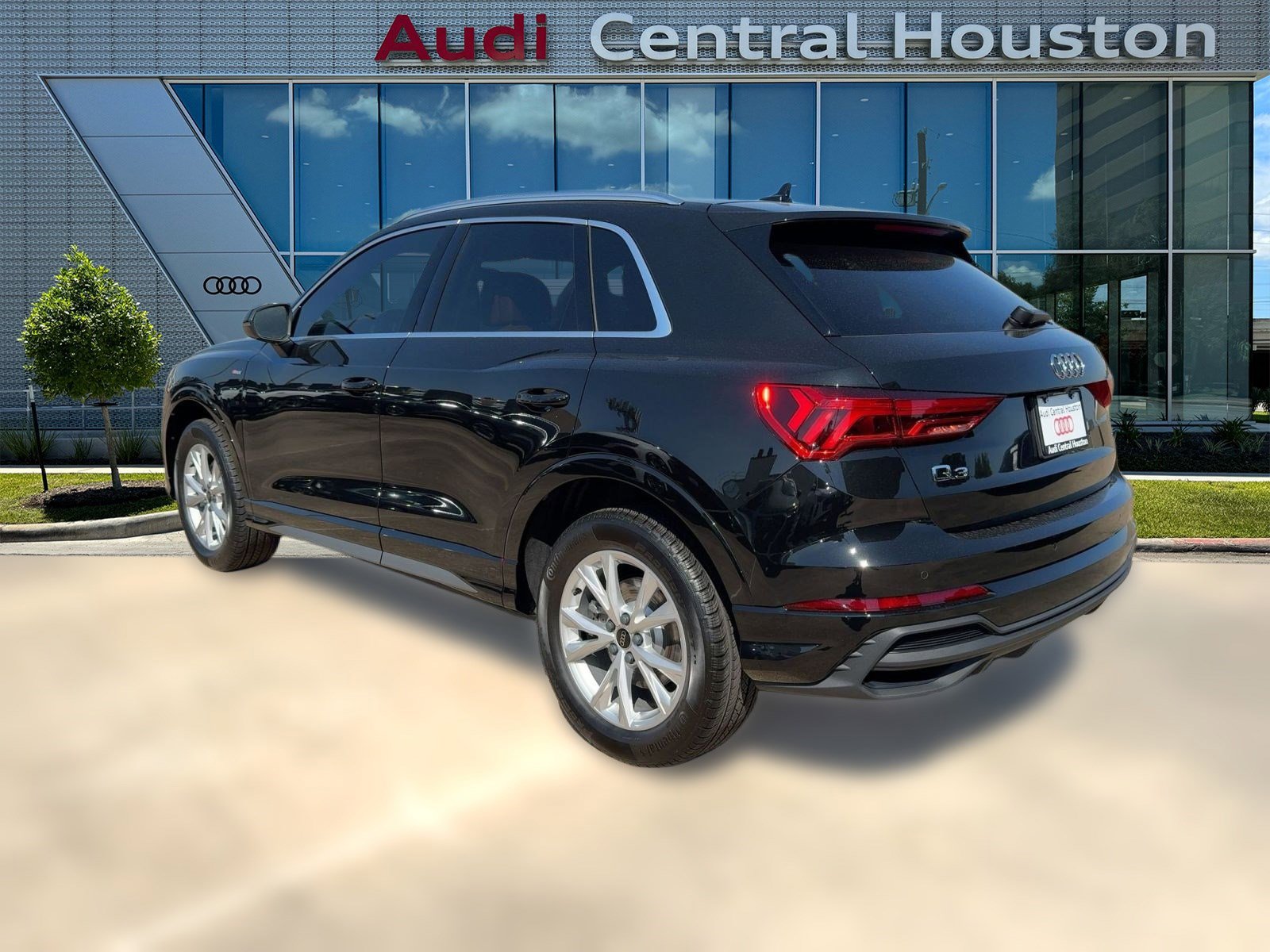 2025 Audi Q3 45 TFSI S line Premium photo 3