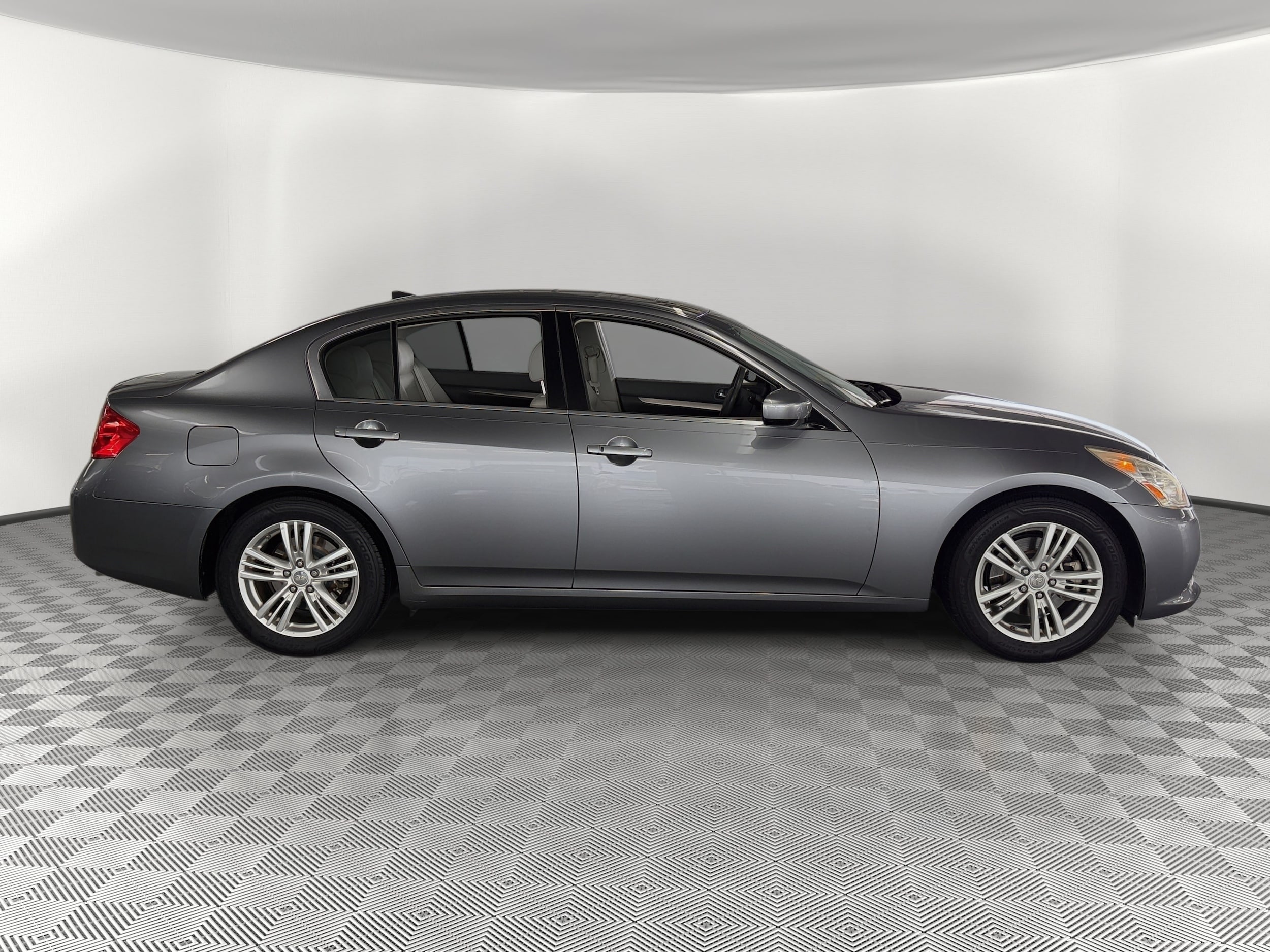 G37 Journey Sedan