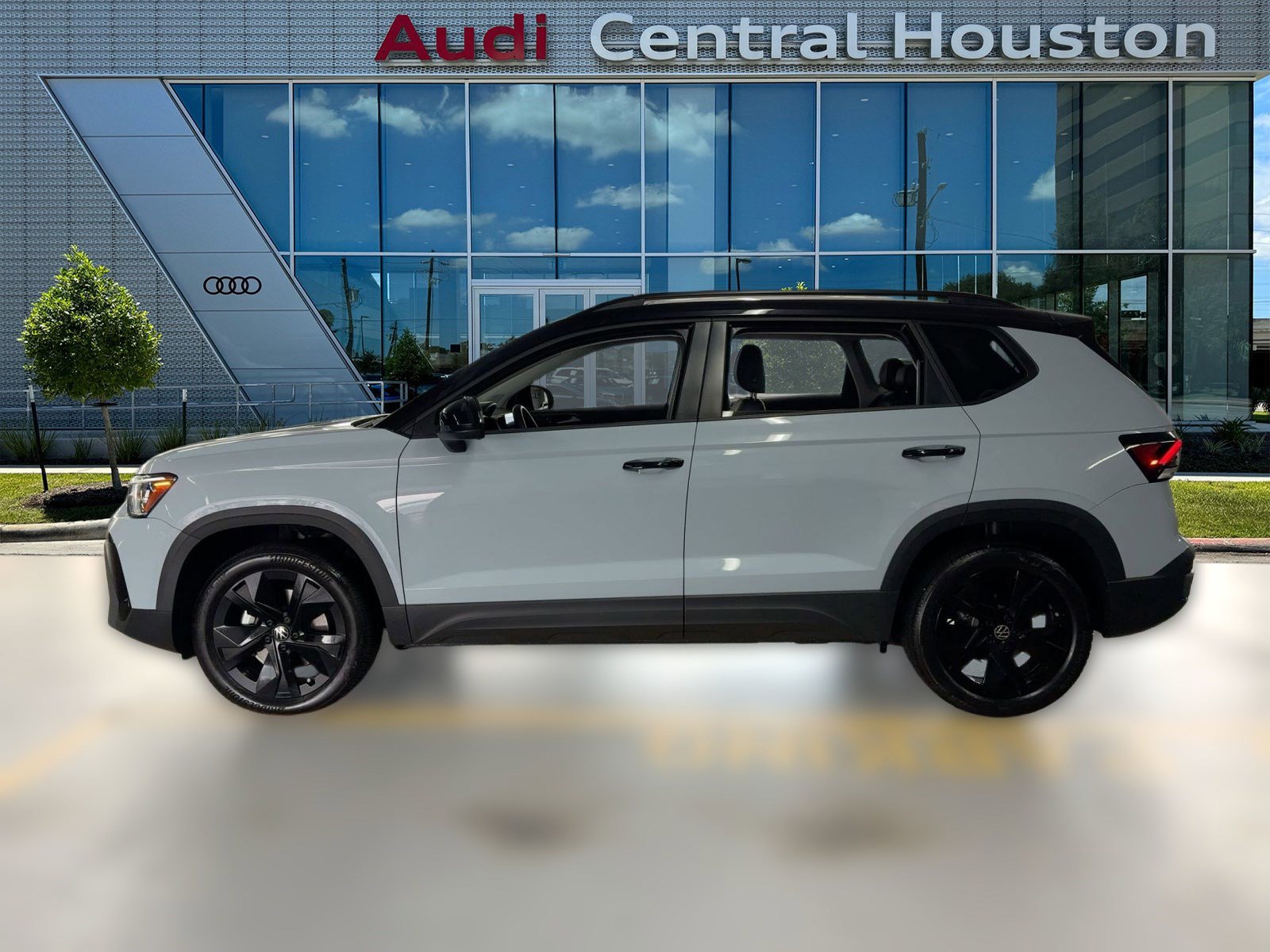 2025 Volkswagen Taos SE photo 2