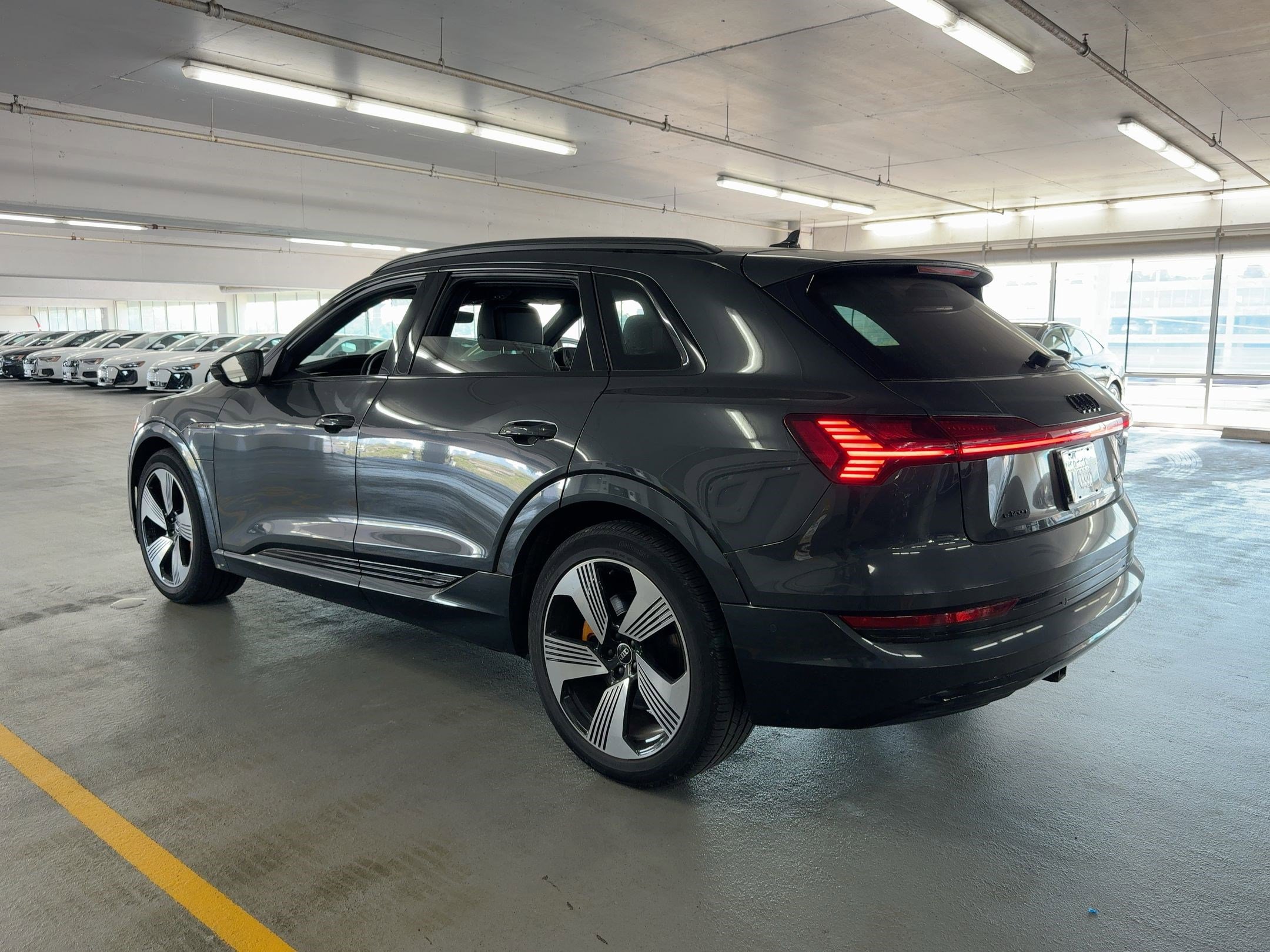 2022 Audi e-tron Premium Plus photo 3