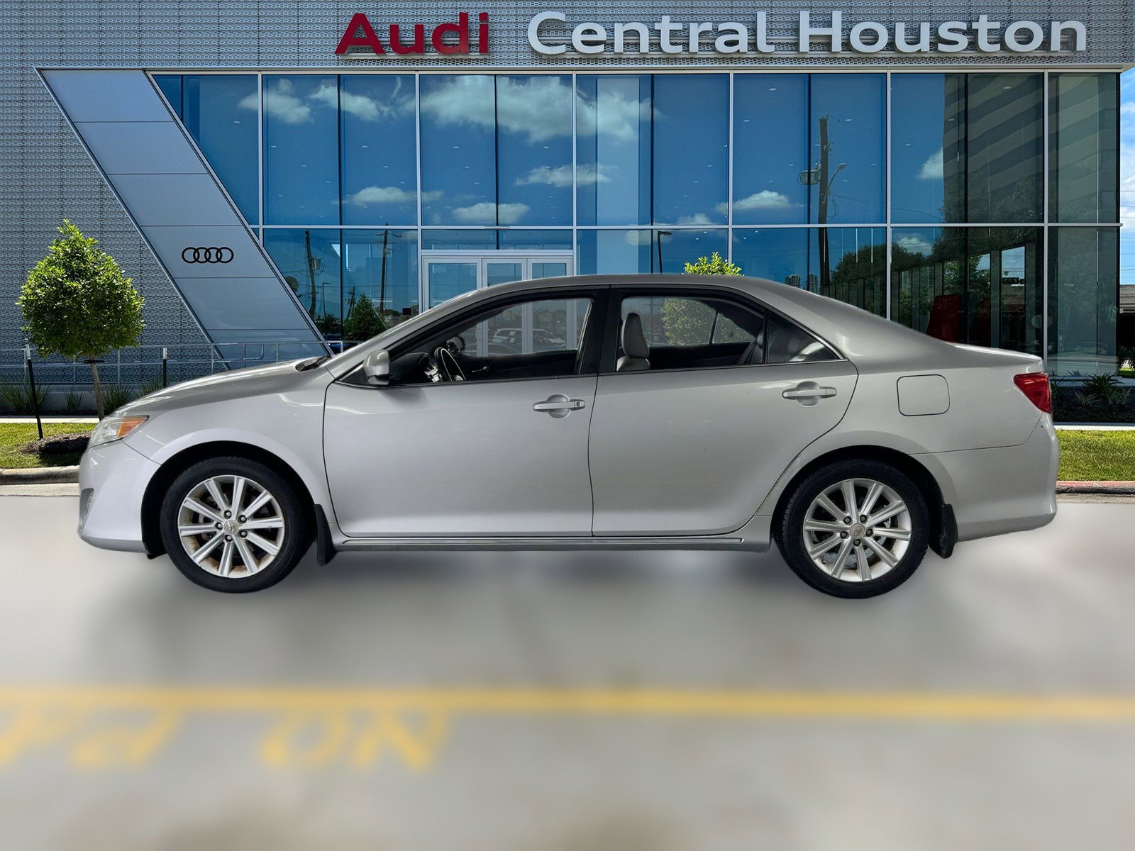 2012 Toyota Camry XLE photo 2