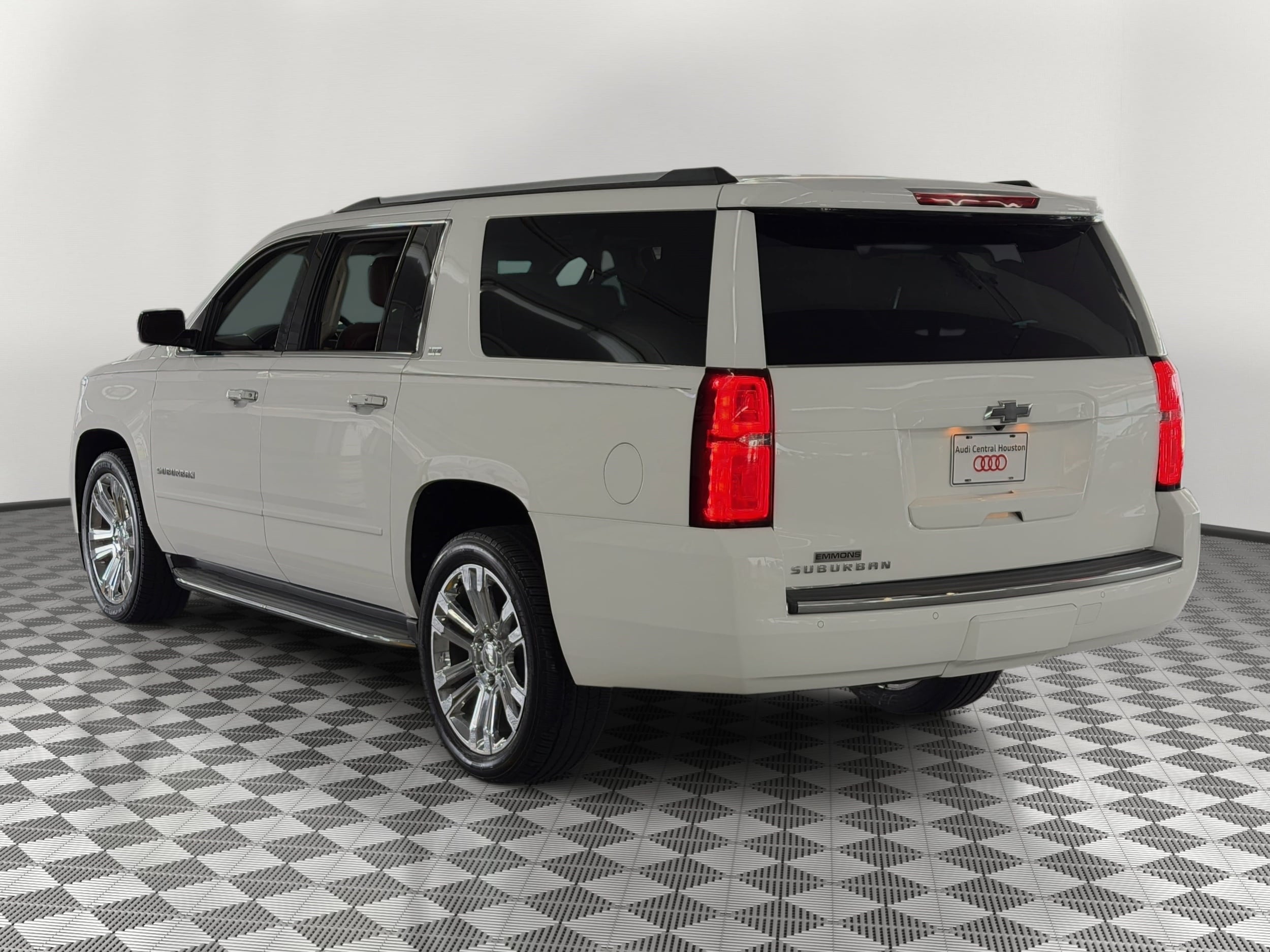 Suburban 1500 LTZ SUV