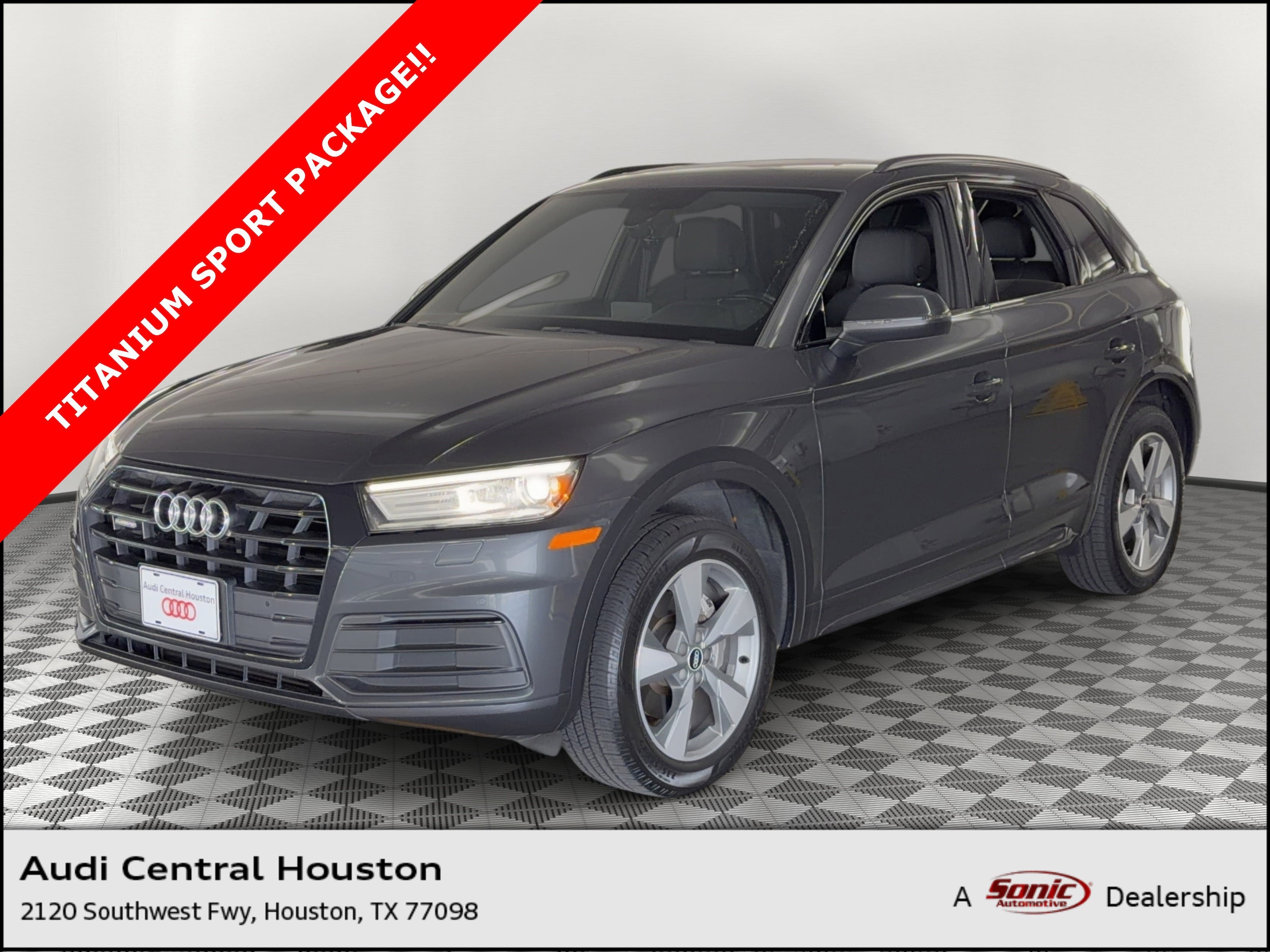 2020 Audi Q5 45 Titanium quattro S tronic Premium's photo