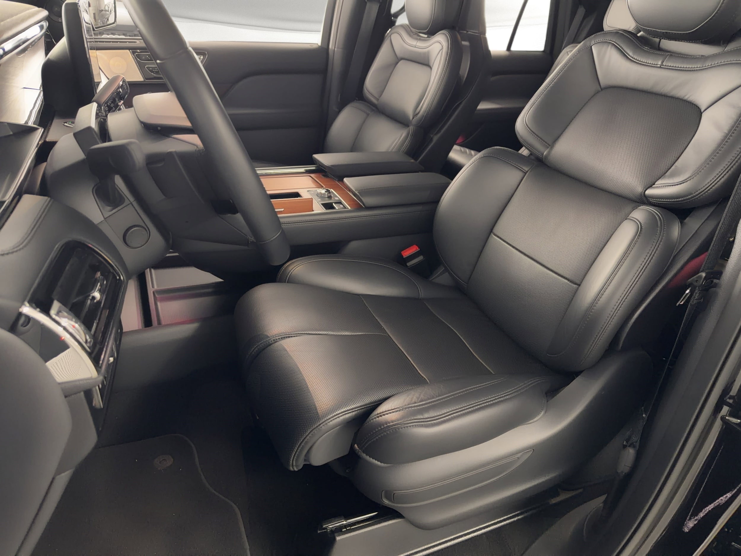 Navigator Reserve SUV