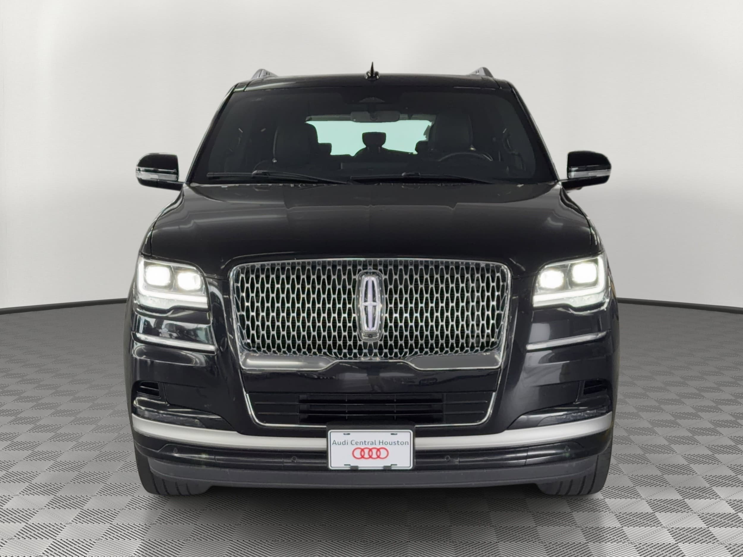 Navigator Reserve SUV