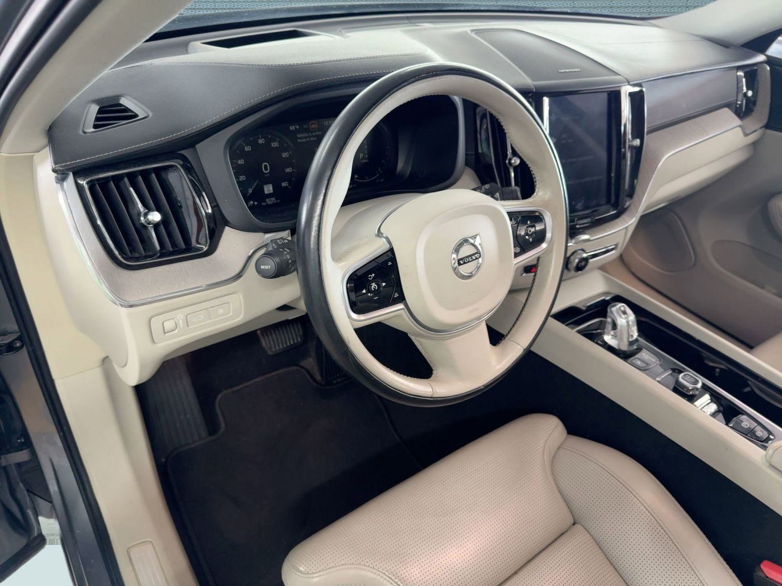 2019 Volvo XC60 Hybrid Inscription photo 4