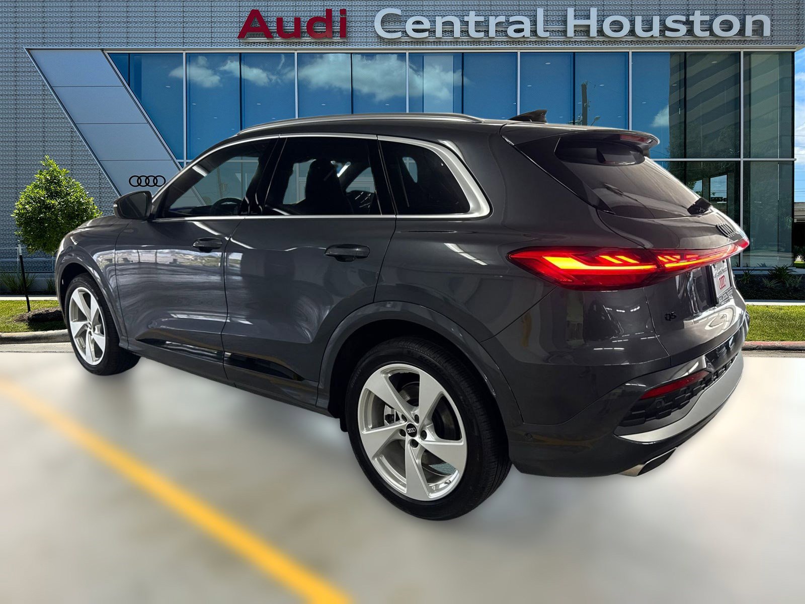 2025 Audi Q5 2.0T Prestige photo 2