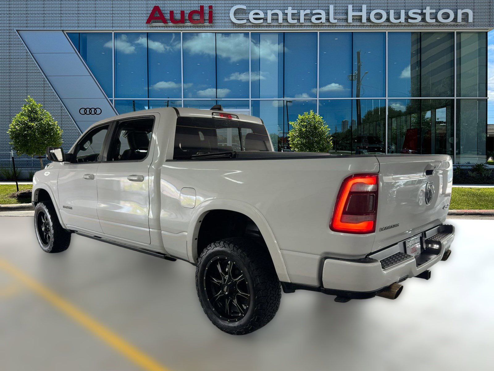 2019 Ram 1500 Laramie photo 3