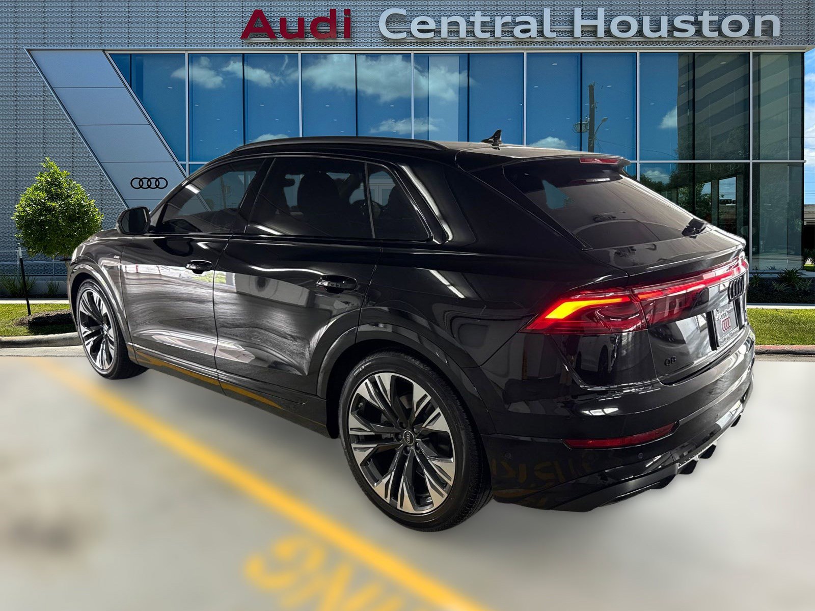 2025 Audi Q8 55 Premium Plus photo 2