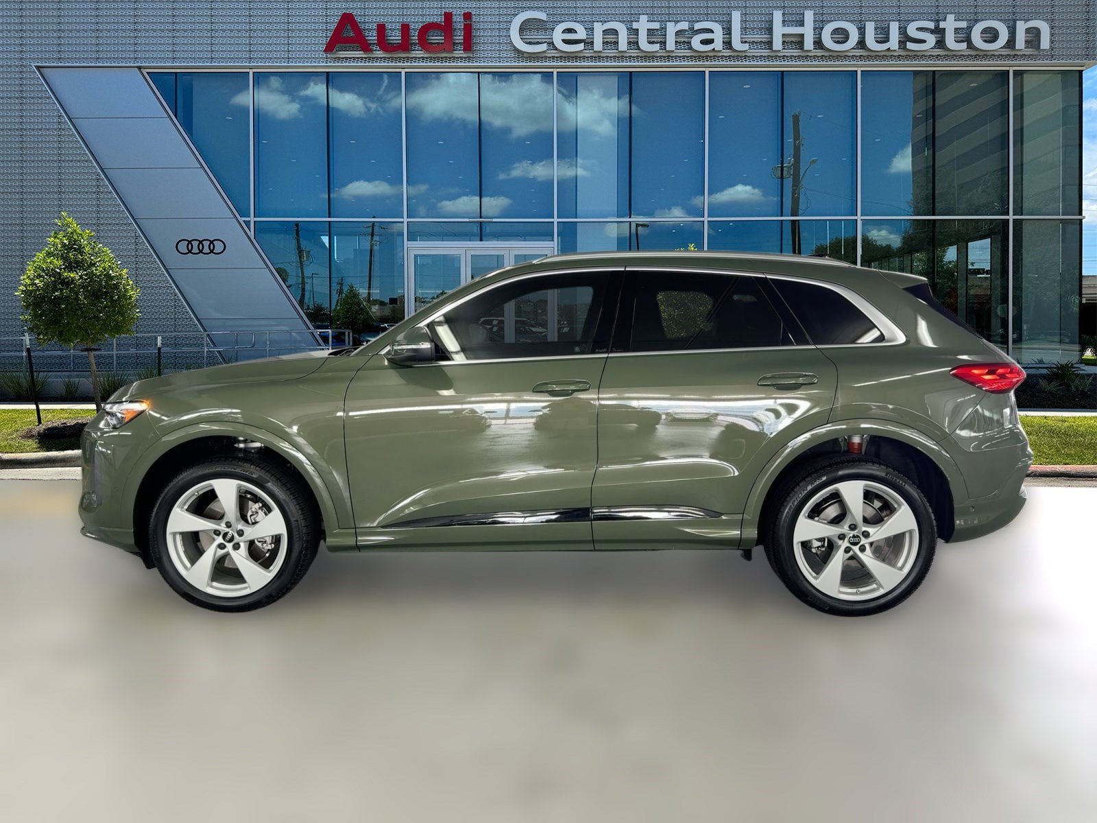 2025 Audi Q5 2.0T Premium Plus photo 2