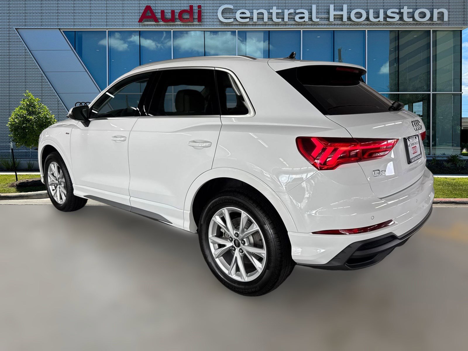 2025 Audi Q3 S line Premium photo 2