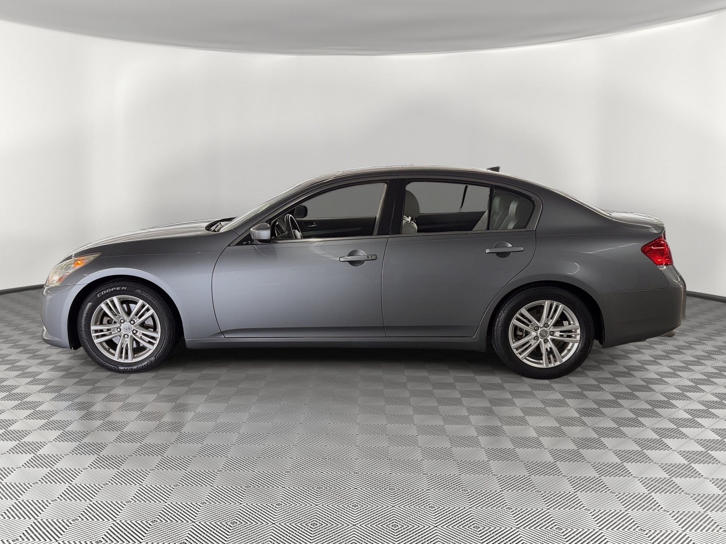 G37 Journey Sedan