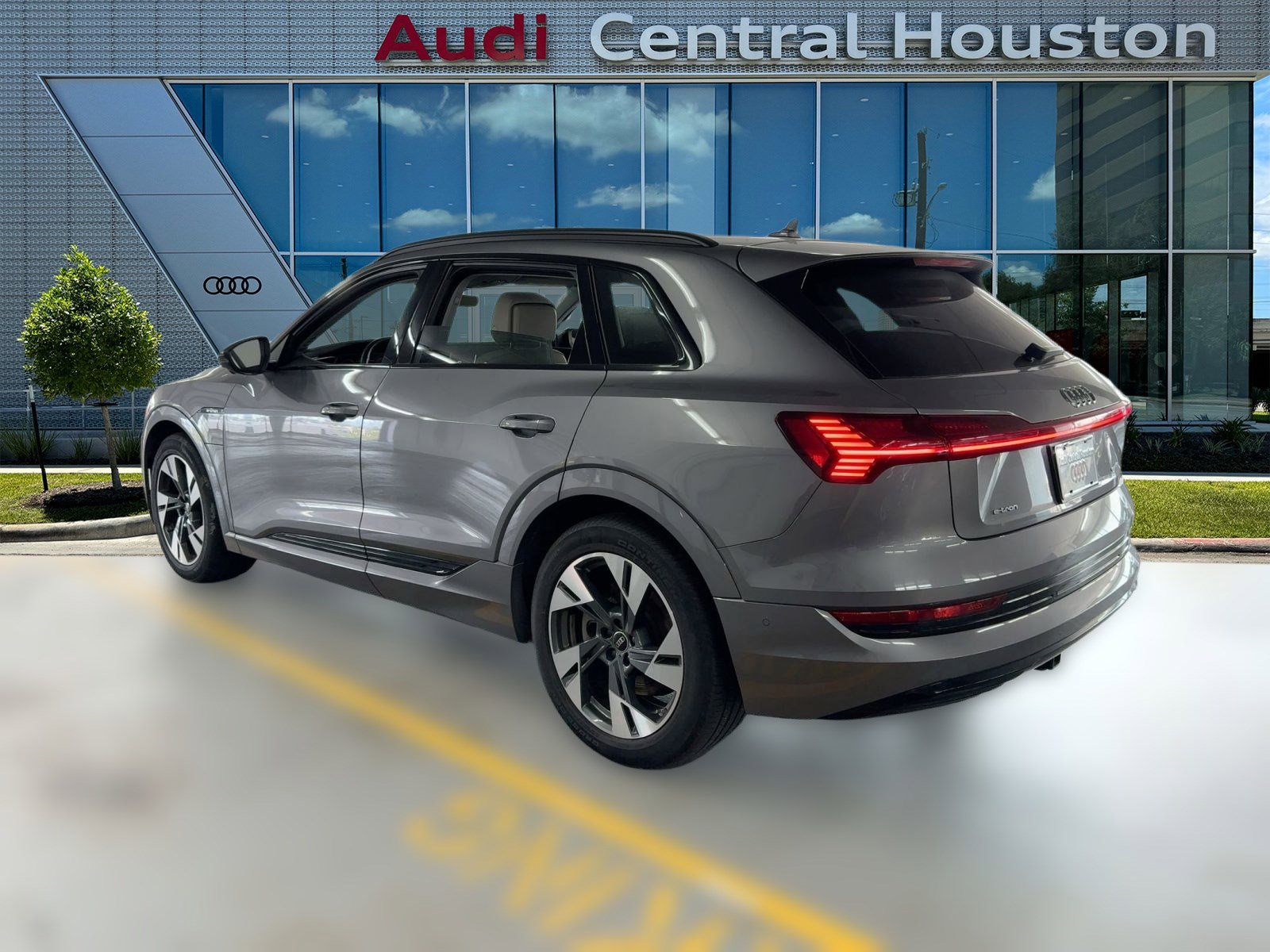 2023 Audi e-tron Premium photo 2