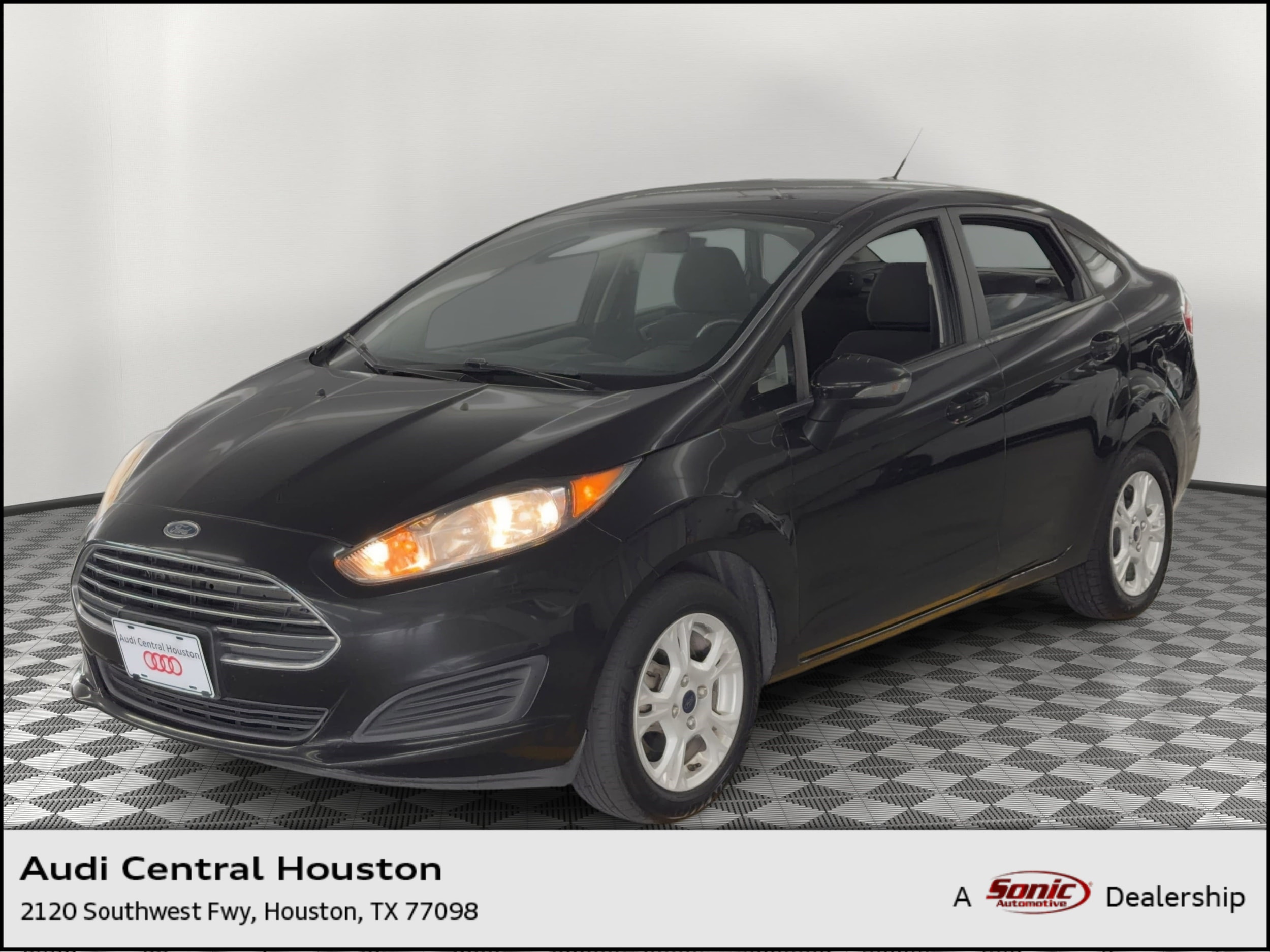 2015 Ford Fiesta SE Sedan's photo