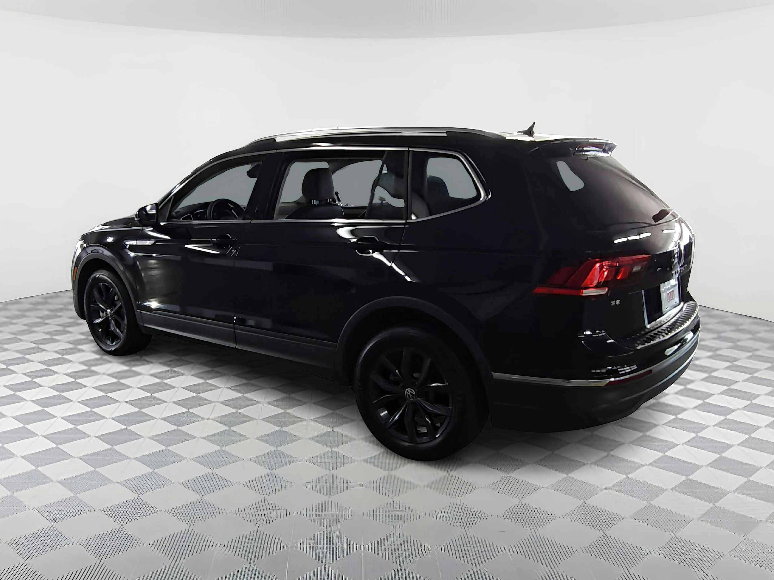 Used 2024 Volkswagen Tiguan SE with VIN 3VV3B7AX2RM059316 for sale in Houston, TX