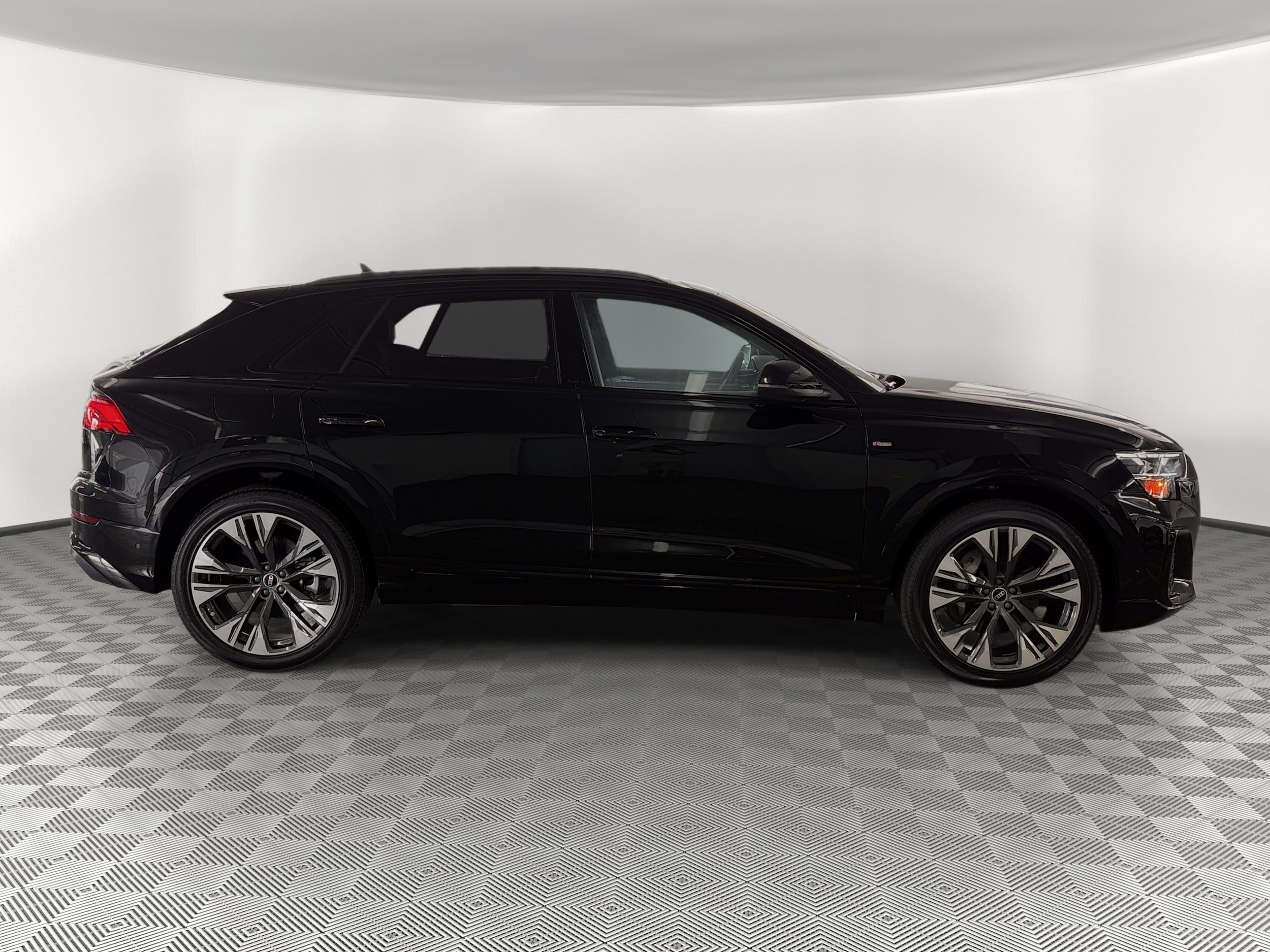 Q8 Prestige SUV