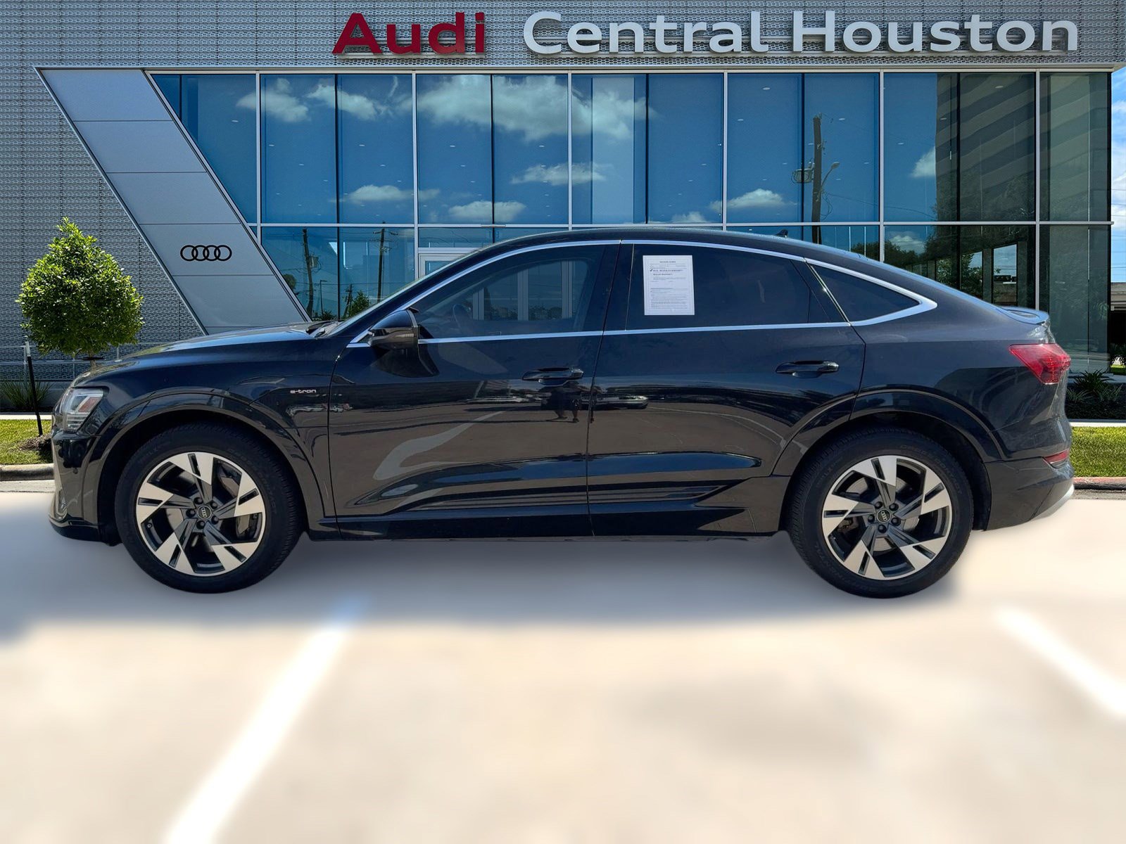 2022 Audi e-tron Sportback S line Prestige photo 2