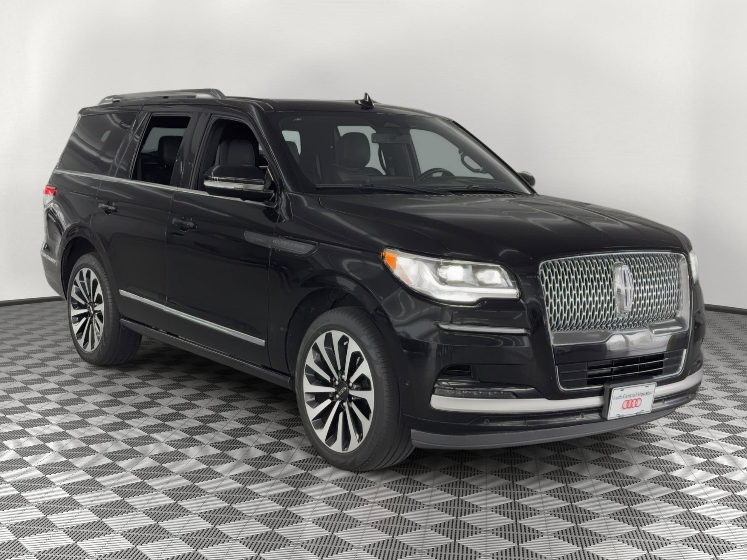Navigator Reserve SUV