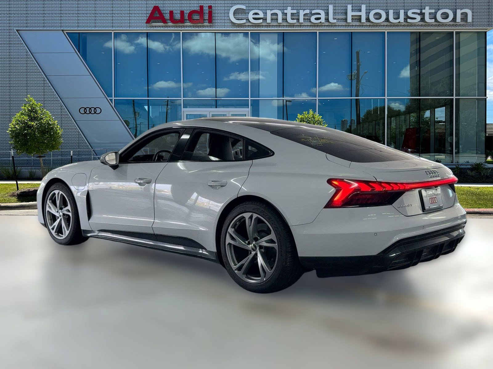 2023 Audi e-tron GT Premium Plus photo 2