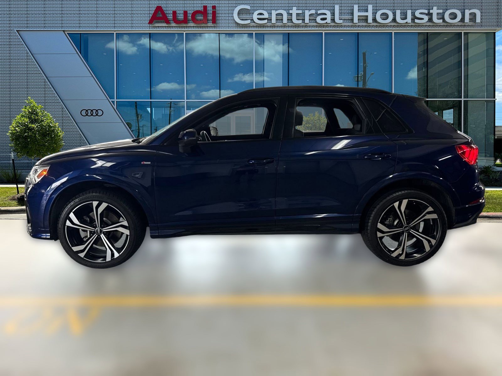 2023 Audi Q3 S line Premium Plus photo 2
