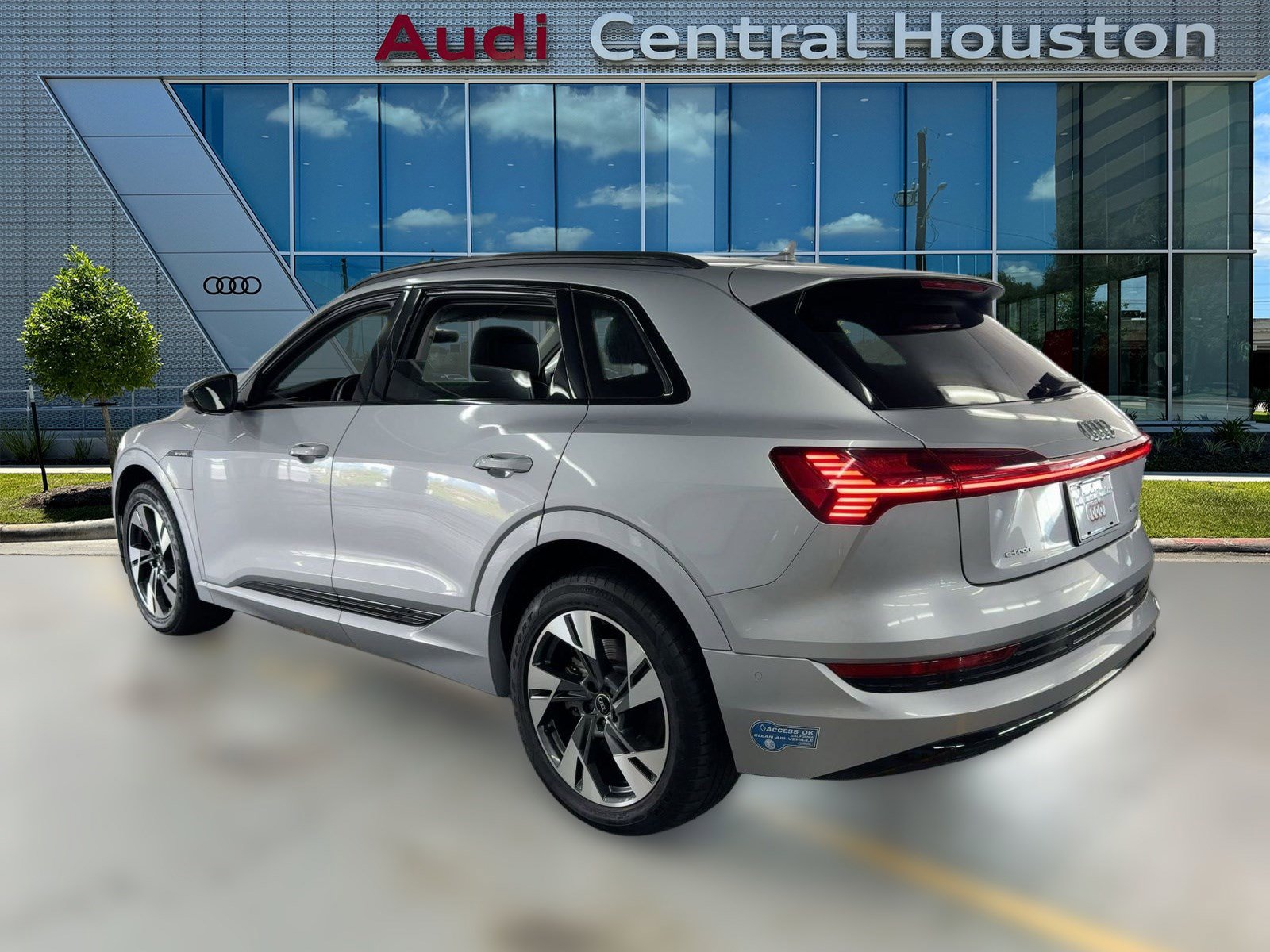 2021 Audi e-tron Premium photo 3