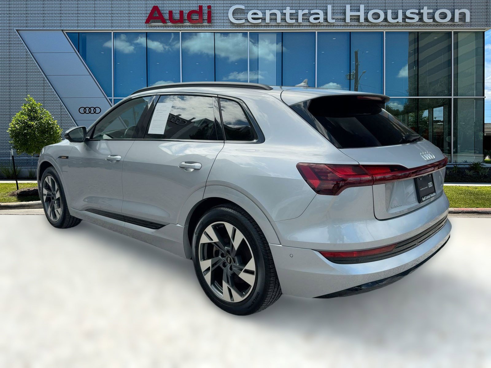 2022 Audi e-tron Premium photo 2