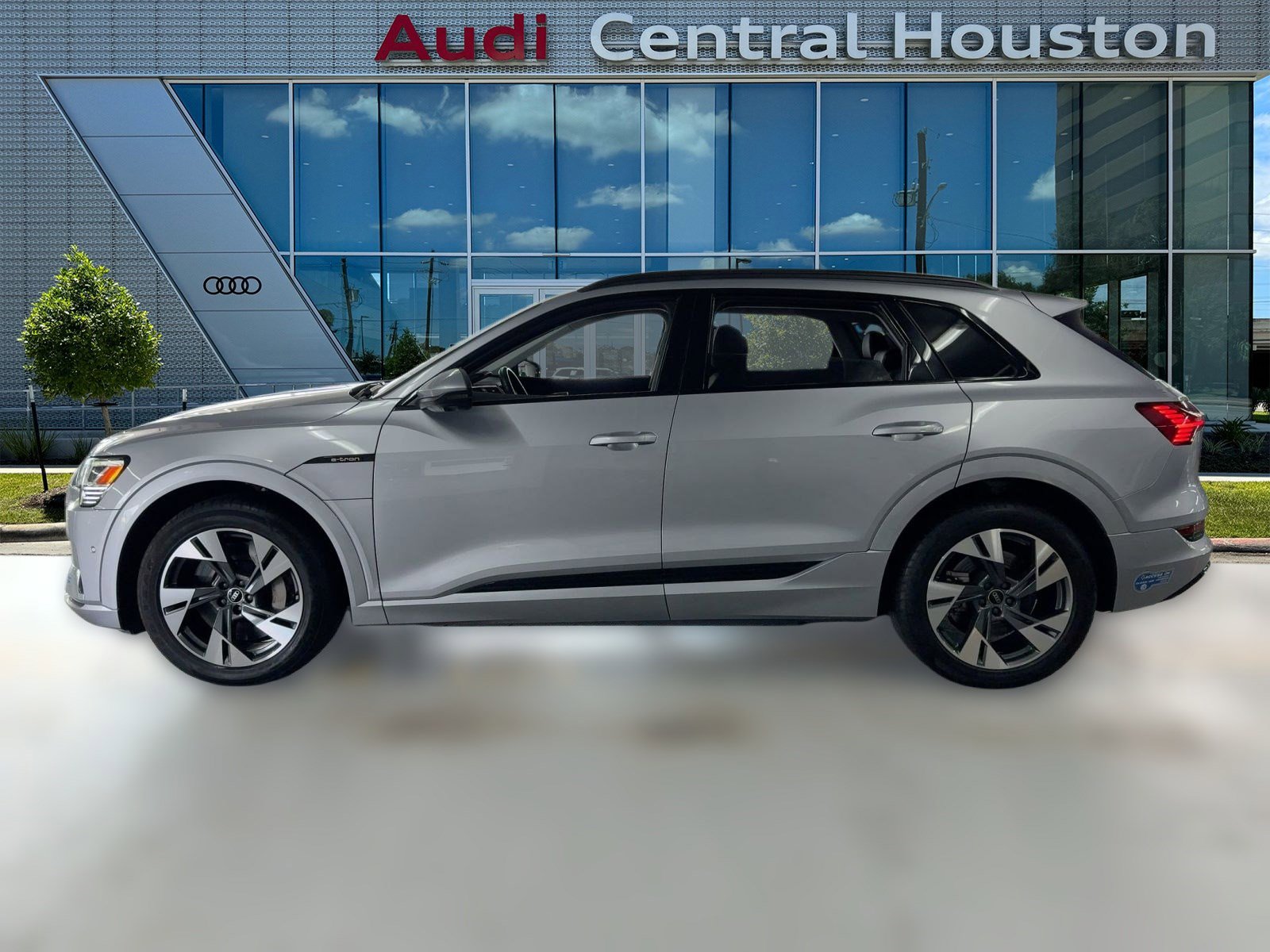 2021 Audi e-tron Premium photo 2
