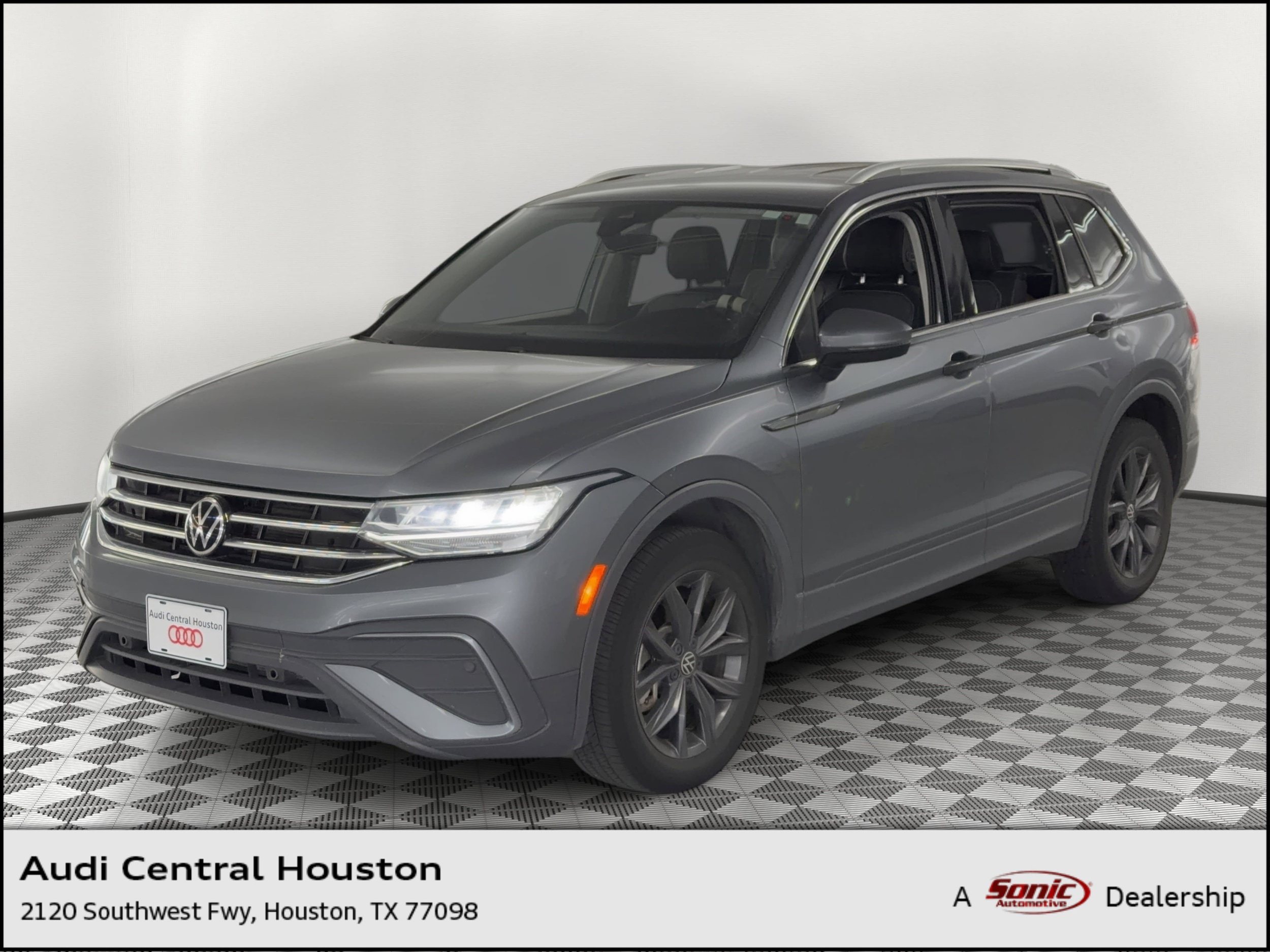 2022 Volkswagen Tiguan 2.0T SE's photo