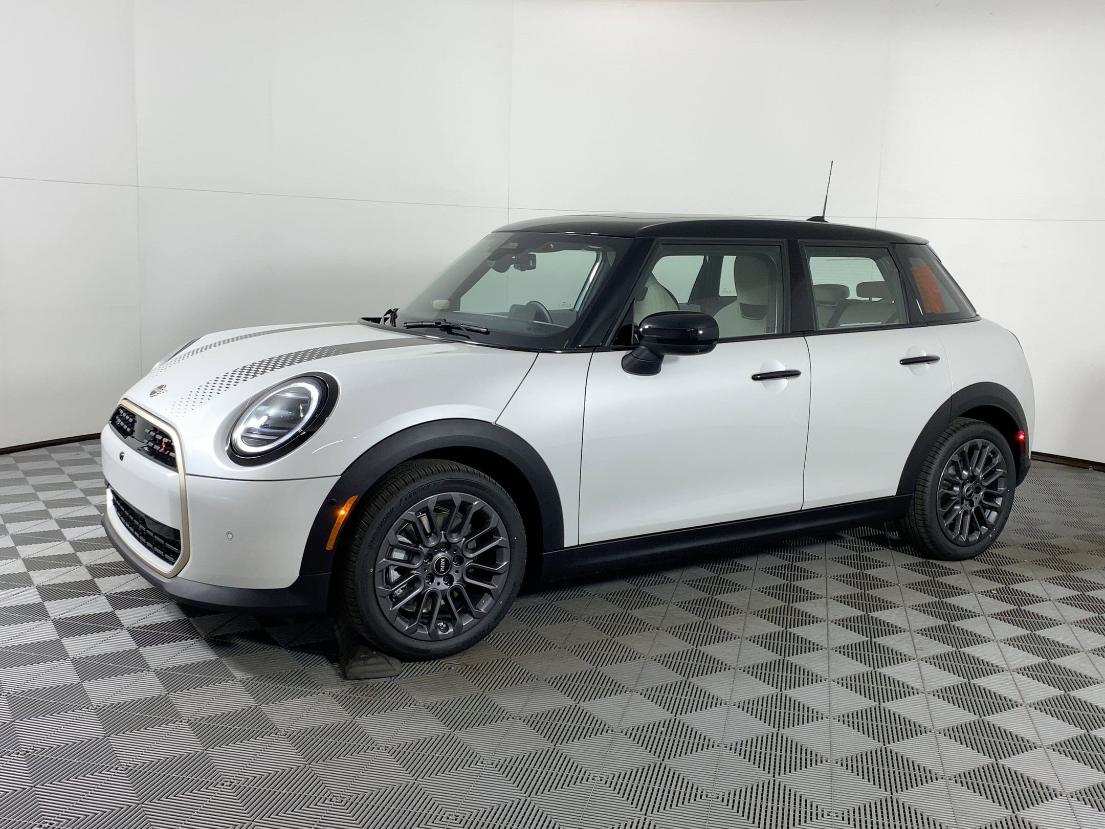 2026 MINI Hardtop 4 Door S's photo