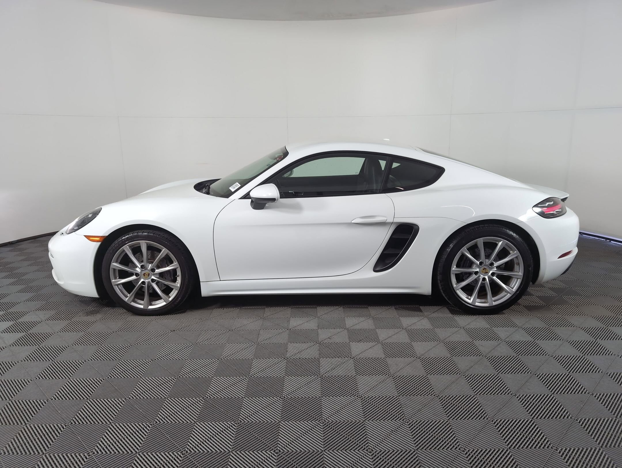 2018 Porsche Cayman photo 2