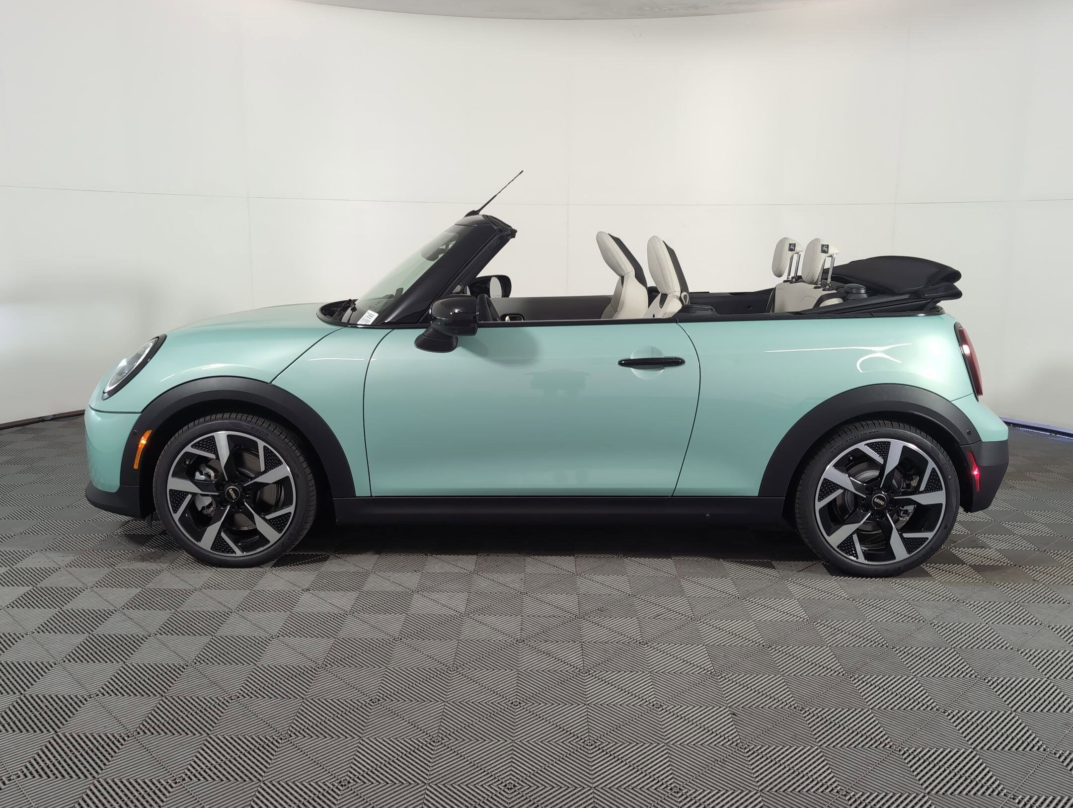 2026 Mini Cooper Convertible Iconic photo 2