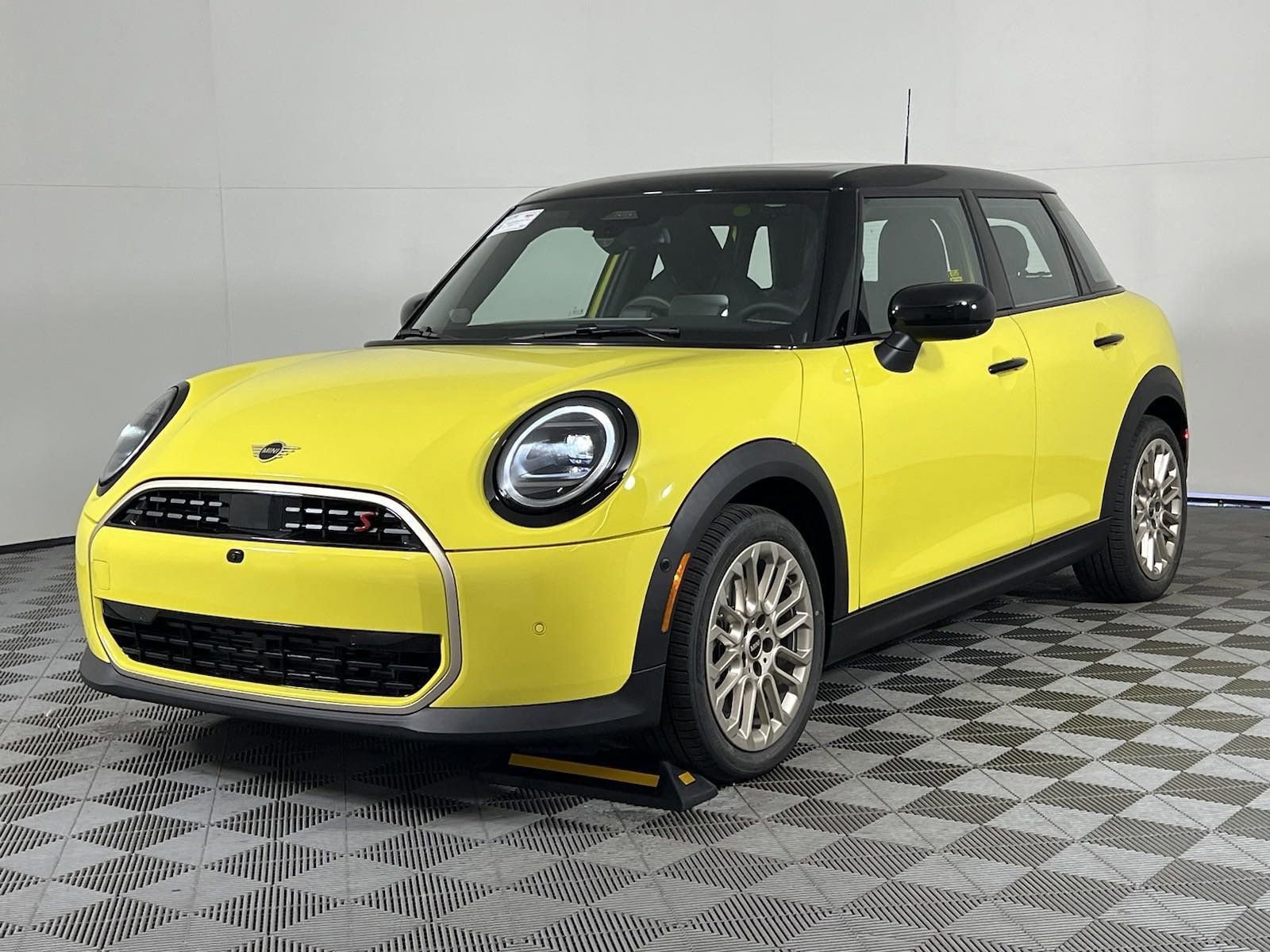 2025 MINI Hardtop 4 Door Iconic