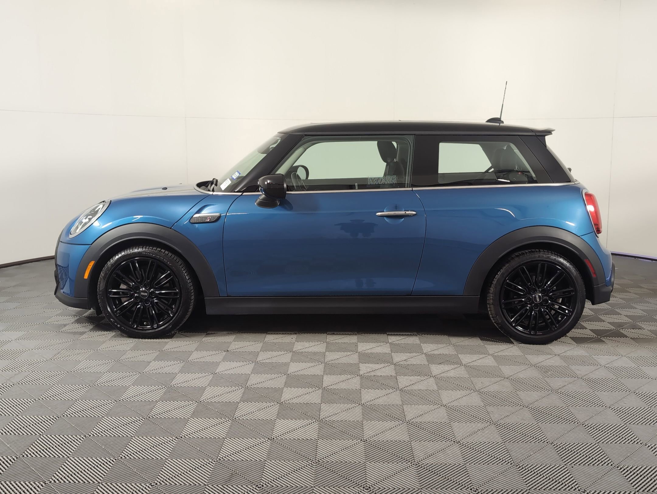 2022 Mini Cooper 2 Door Hardtop S photo 2